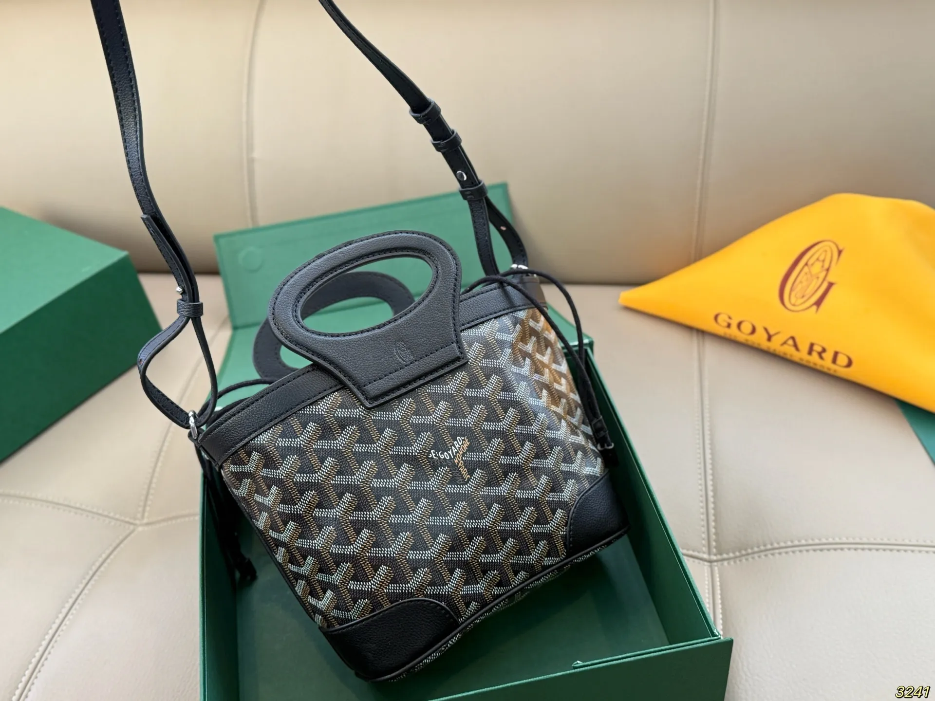 ¥165折叠盒 Goyard戈雅 mini菜篮子 beluga 新款Mini beluga 圆环小水桶小菜篮子 半个手机的自重 超Q的外貌 不可小觑的容量 完美~ 尺寸19 16