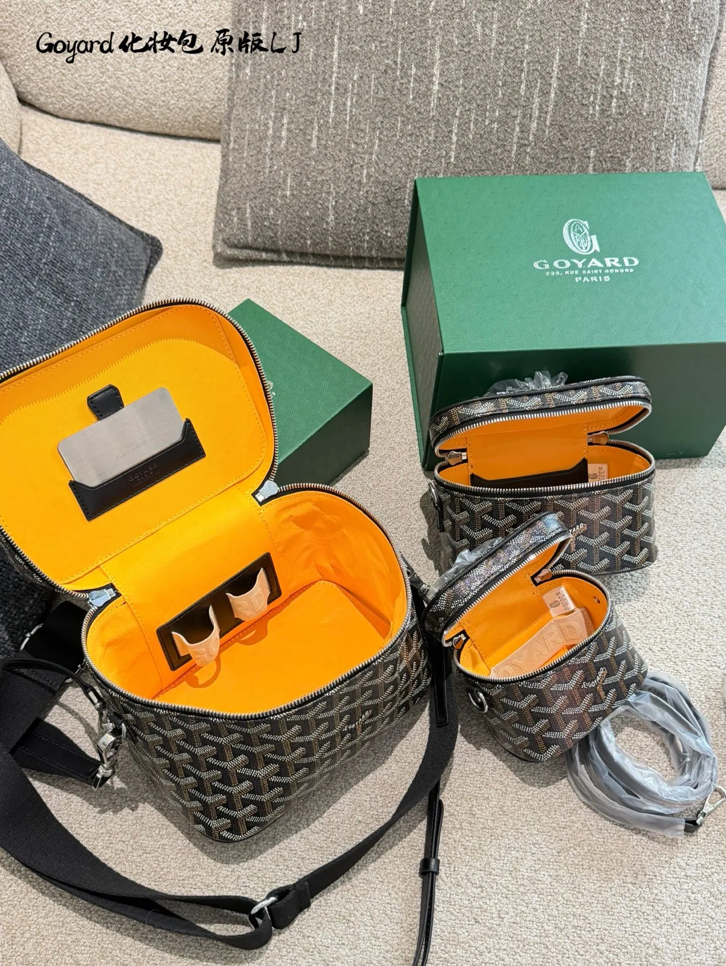 p165p170p195 Goyard这只Muse Nano，到手才发现&mdash;&mdash;这牌儿的&ldquo;小众感&rdquo;也太对胃口了！ 它家那绿花Y纹不是那种扎眼的花里胡哨，是越看越舒服的低调劲儿，走街上基本不会撞款，偶尔遇到懂行的人点头示意，那种&ldquo;懂的都懂&rdquo;的感觉，比背个大Logo显眼多了。而且它家不像别的牌子总搞营销，靠的是百多年做皮具的老手艺，咱不懂啥工艺术语，但摸着手感就不一样&mdash;&mdash;帆布厚实不软塌，金属扣儿沉甸甸的却不笨重，连走线都齐得跟拿尺子量过似的，透着股&ldquo;不咋吭声但特讲究&rdquo;的劲儿。10cm18cm20cm配盒子 最难得的是不挑人，用它装化妆品，偶尔拎着出门塞个耳机、车钥匙，搭牛仔裤或休闲外套都不违和。不像有些奢品包，总觉得得穿得特正式才敢拎，这只就特&ldquo;生活化&rdquo;，贵气但不端着，高雅全在细节里藏着。