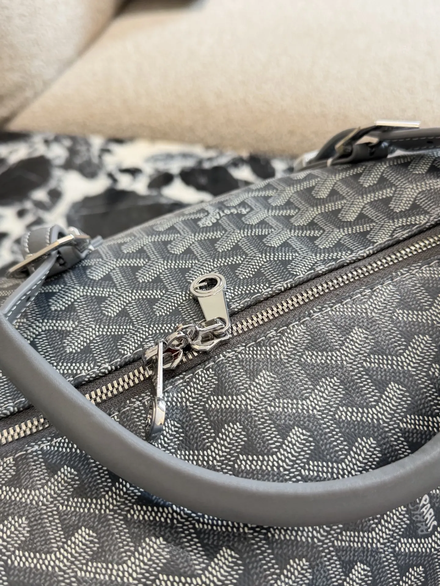 p310 顶级原单 全钢锁头 Goyard Boston 50灰色旅行袋 Goyard Boston 50灰色旅行袋，经典老花帆布+低调简约又奢华十。50cm黄金尺寸，容量适中，短途旅行或健:身都很OK!双手柄设计，支持手提/斜挎，肩带可选帆布或皮革，背起来超方便~内部空间合理，衣物、电 子设备轻松收纳，实用又时髦，出行必备!