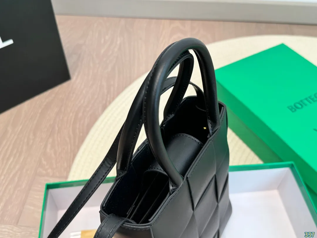 &yen;135配盒 BV编织包 搭配休闲风的穿搭 舒适又有活力 超级耐看 尺寸：16 22