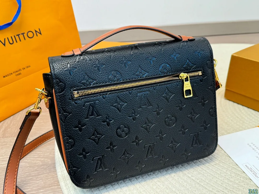 &yen;135折叠盒 LV 邮差包斜挎包 设计有复古的颜值 好看百搭 休闲又不失优雅 简直美翻了 尺寸：24 18