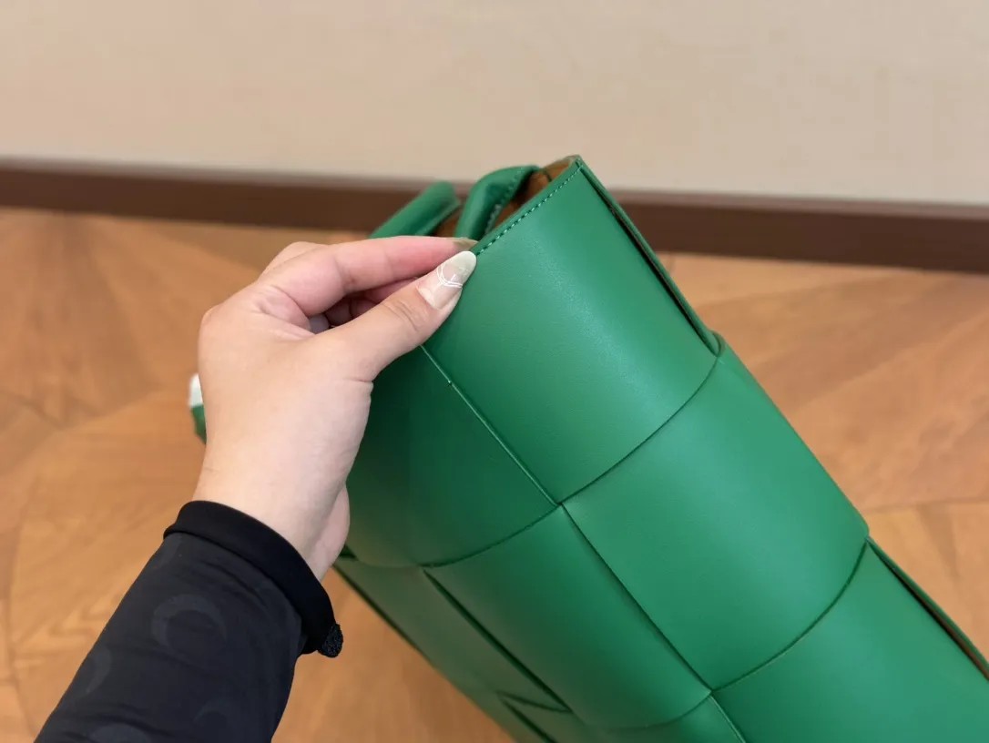 &yen;145 size：37.18cm bv 编织购物袋 它是这一季中性价比➕实用性最棒的一只包包！ 内置拉链小包！ 容量非常OK