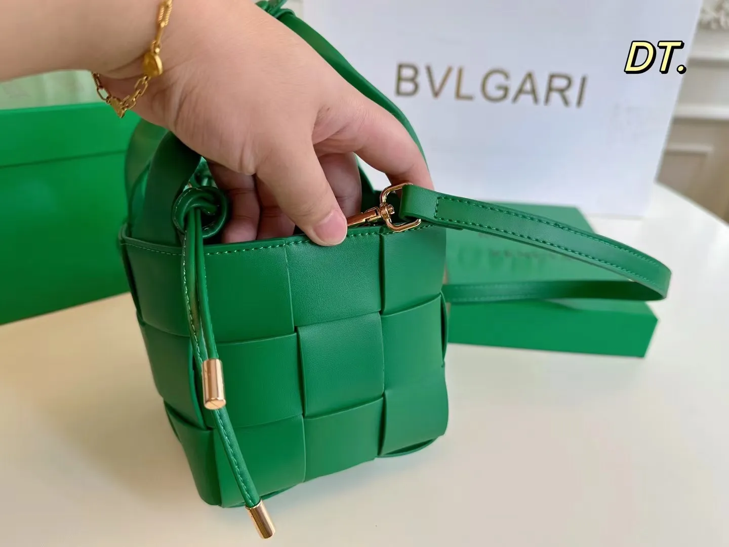 P140（配盒） Bottega Veneta BV新款手提包 💕 size:13&times;13 线条简洁，包身柔软 采用编织设计很有辨识度！！！ 配有肩带，🉑手提可单肩，百搭好看不过时~