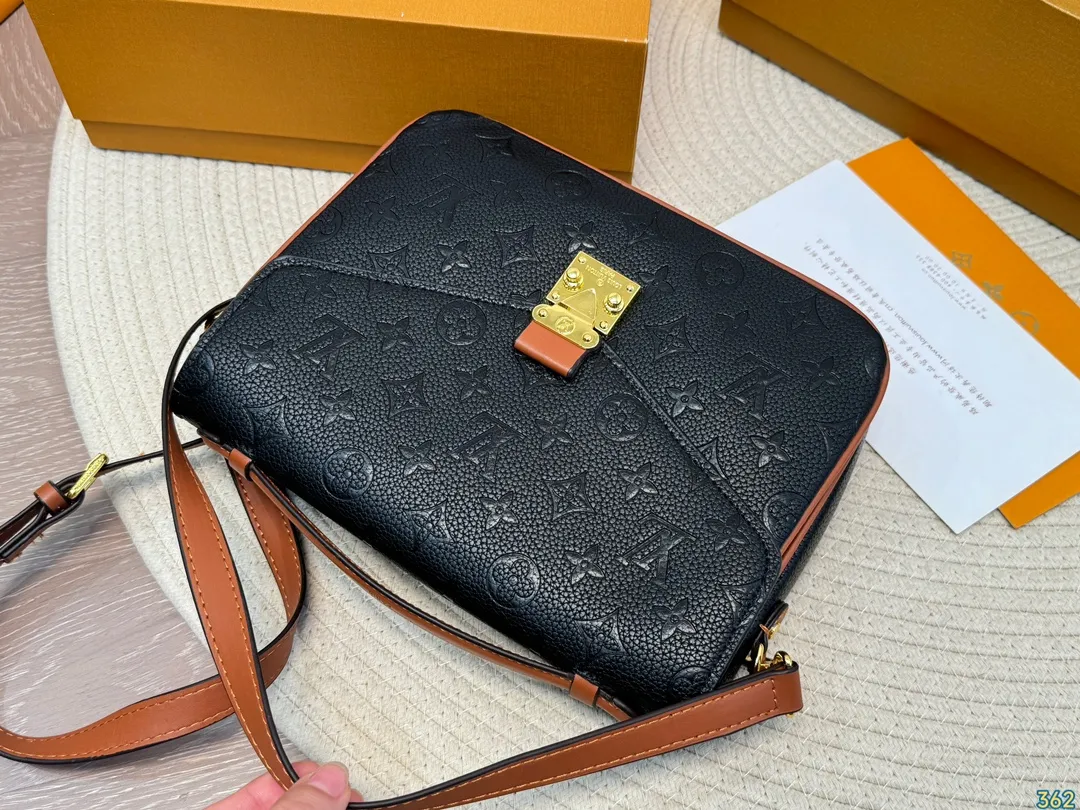 ¥135折叠盒 LV 邮差包斜挎包 设计有复古的颜值 好看百搭 休闲又不失优雅 简直美翻了 尺寸:24 18