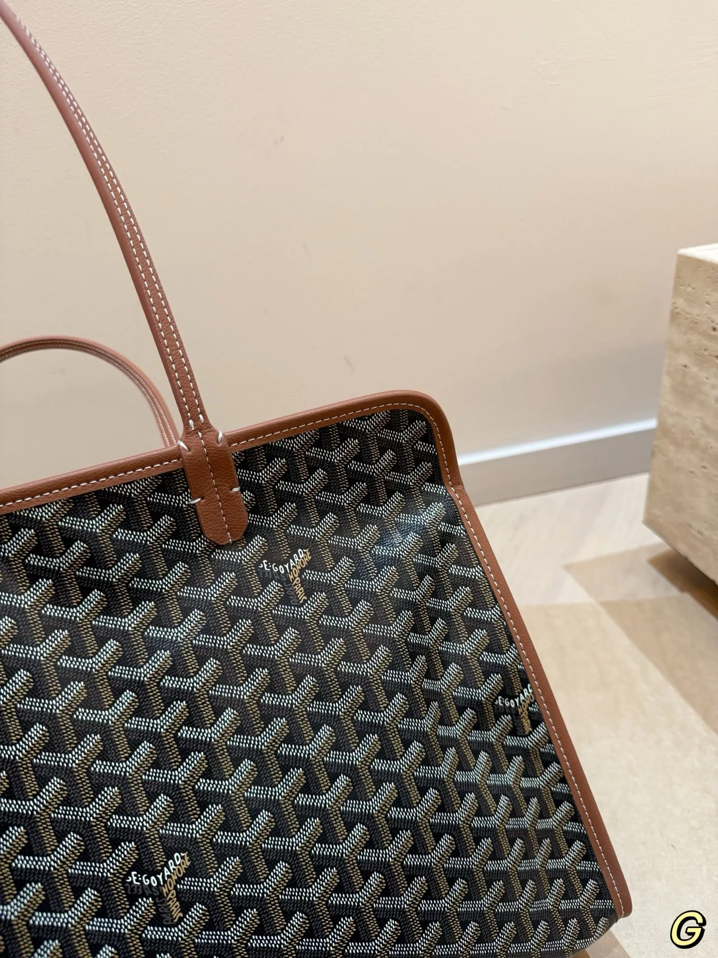 P180 无盒 size：40*30cm goyard 戈雅hardy 出差神包! 非常能装也很耐脏哦！ 如果要挑一支大包装下我的全世界那就是goyard hardy 了 非常的能装， 笔记本电脑上完全没有问题 tote能装下的她都可以~