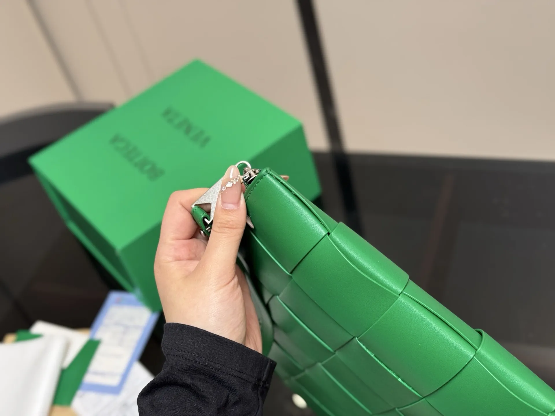 &yen;130 无盒 size：34*25cm Bottega Veneta cassette Bv I手拿包！ 海绵宝宝！ 细腻〰️光滑〰️ 最重要是整个包的蓬度， 每个方块必须做到圆润又饱满才算合格！