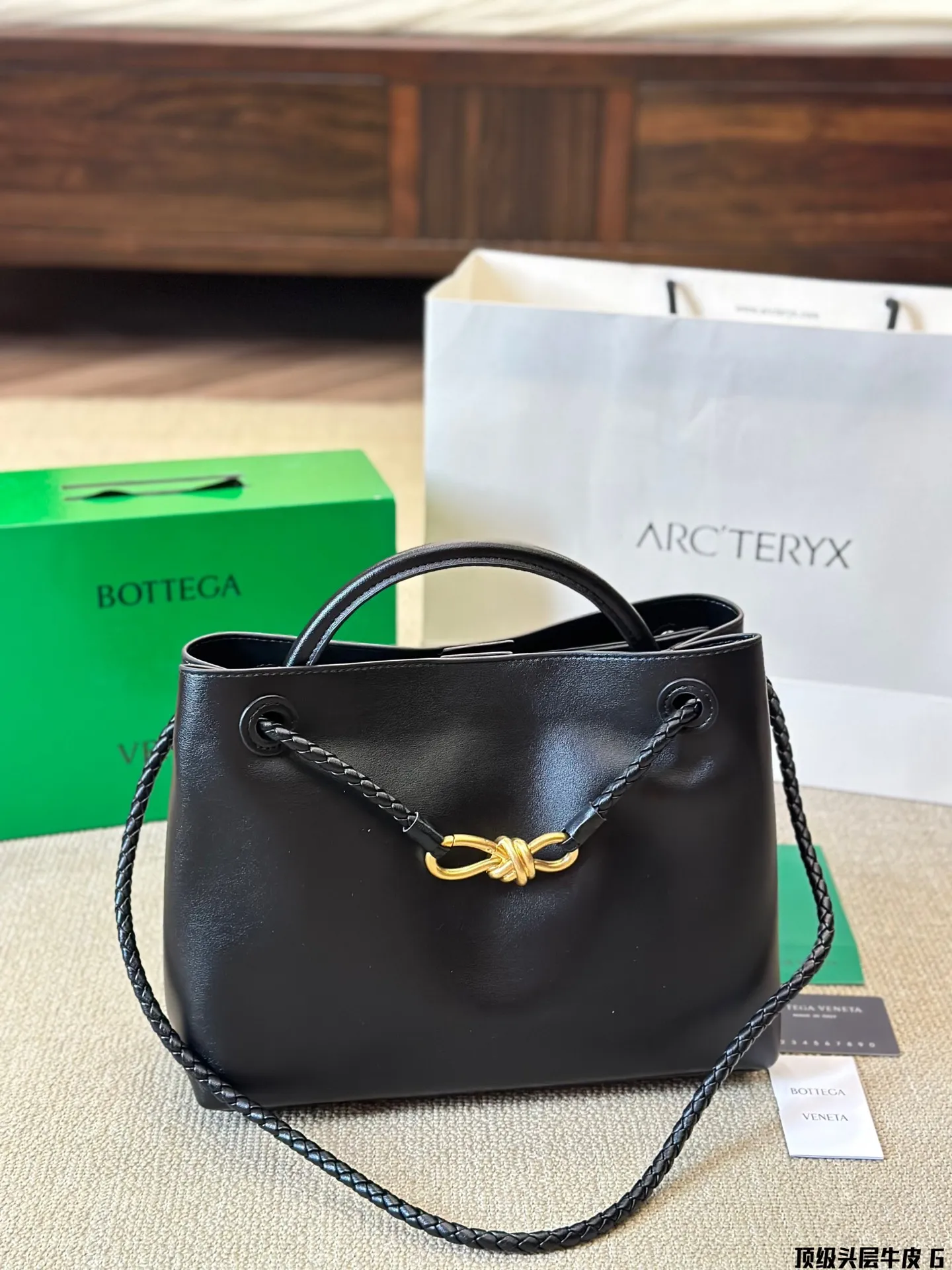 顶级原单 头层皮 p250 BV Chadstone & Andiamo 终于出素面牛皮了 一直以编制艺术出名的BV居然大胆地开始尝试素面 Andiamo了四皮质是经过精心挑选的荷兰小牛皮,触感不夸张的说,真的和婴儿的肌肤一样细腻。不同以往的Andiamo, Bv这次将编制艺术藏在了包包里面,打开包包的时候,才能看到母中号 Andiamo 包有多实用不需要多说了吧,送礼自用都是很好的选择哦 尺寸30 25cm