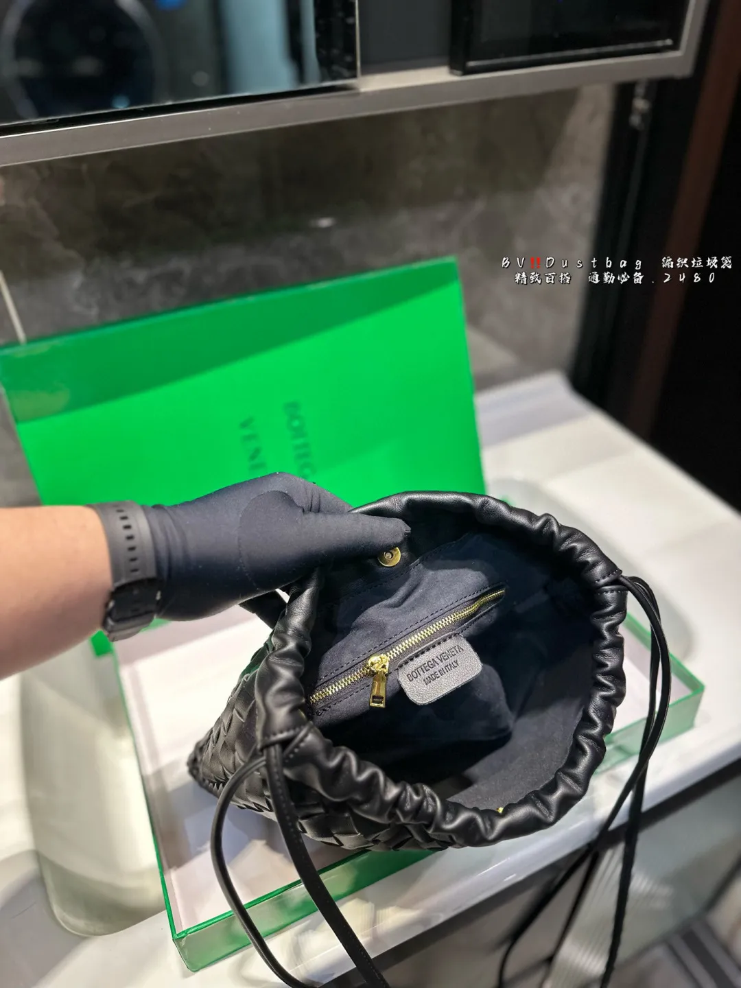 ❤️P140（礼盒包装）❤️ BV Dustbag 编织垃圾袋 这只编织垃圾袋真的是今年新款的最爱了 肩带可以调节，单肩斜挎都可 最重要的是，真的很实用！！ 打工人实名爱了，真的好好背⚠️尺寸30.22