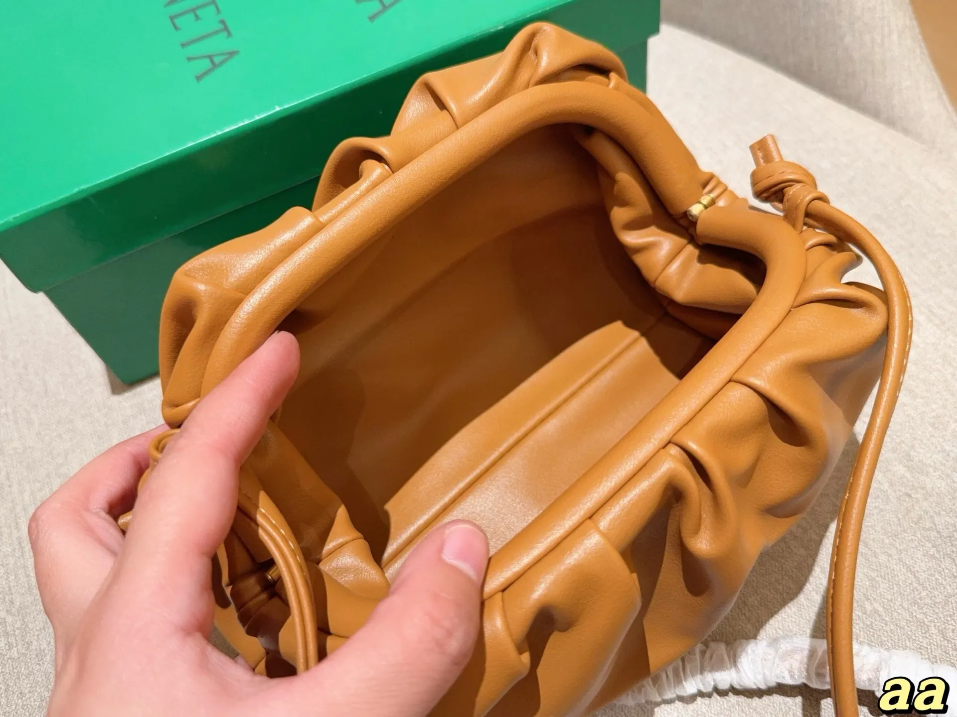 💰140 Bv葆蝶家 可可爱爱的云朵包~单肩 斜挎 手拿完全👌 尺寸:22×13×5 礼盒包装🎁