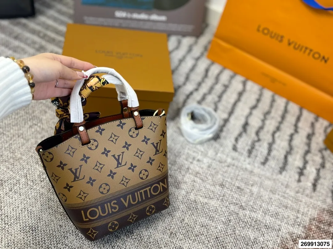 p125 配礼盒 牛皮中古vivian斜挎手提包 男女通用的一款 这款Retiro 手袋以标志性的LV老花面料制成，搭配奢华的黄皮饰边，经典永恒。优雅低调的外形设计和宽敞的包身更加入了实用性。 包包尺寸19.17