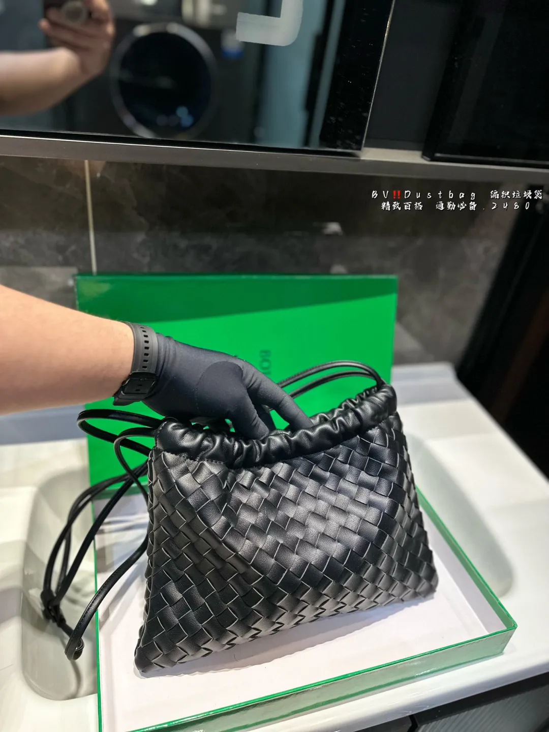 ❤️P140(礼盒包装)❤️ BV Dustbag 编织垃圾袋 这只编织垃圾袋真的是今年新款的最爱了 肩带可以调节,单肩斜挎都可 最重要的是,真的很实用!! 打工人实名爱了,真的好好背⚠️尺寸30.22