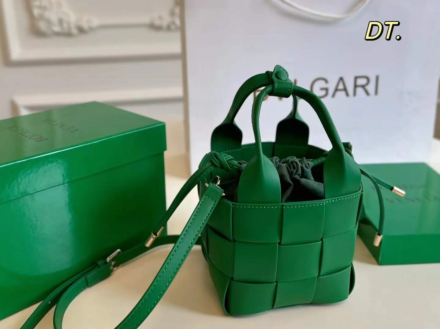 P140(配盒) Bottega Veneta BV新款手提包 💕 size:13×13 线条简洁,包身柔软 采用编织设计很有辨识度!!! 配有肩带,🉑手提可单肩,百搭好看不过时~