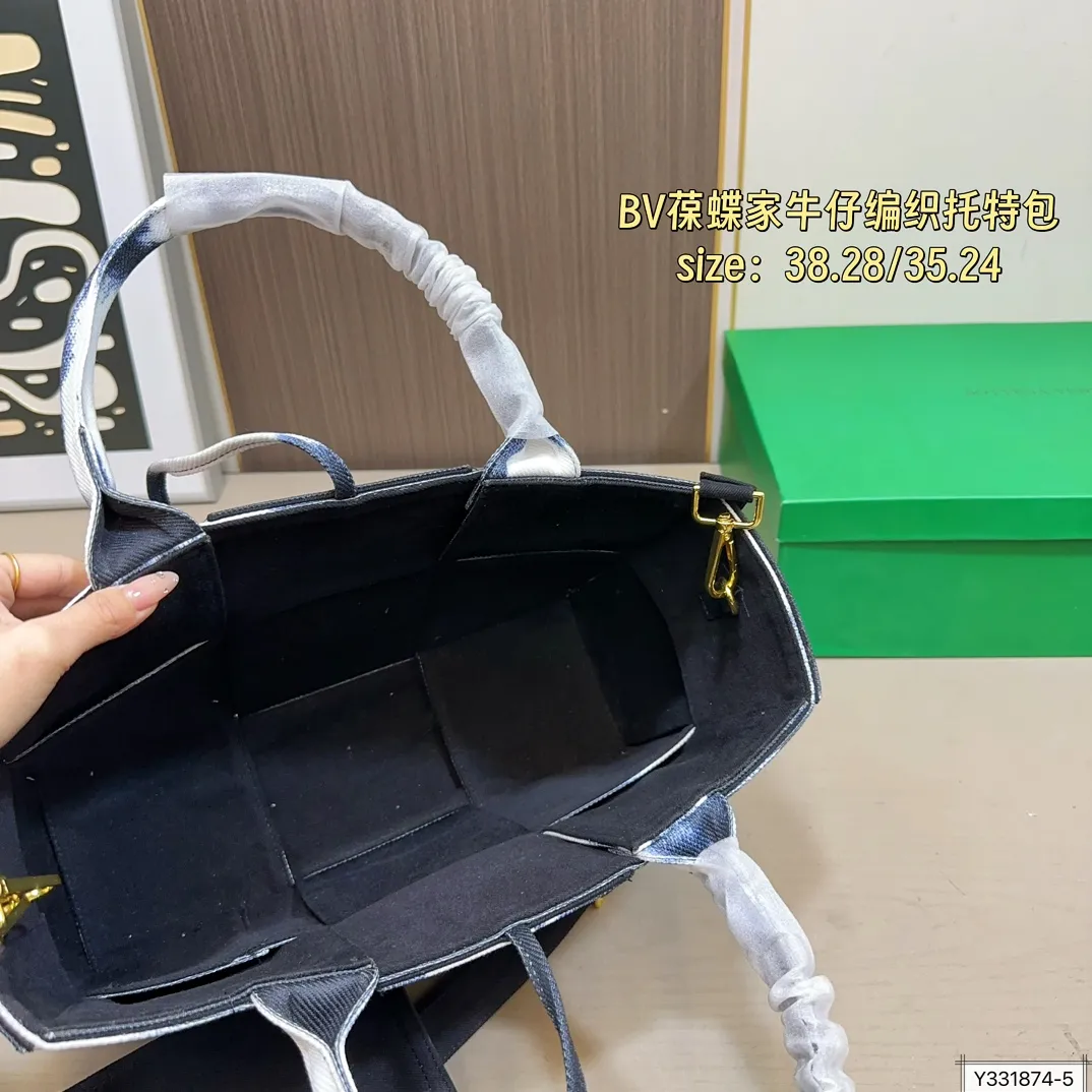 大号💰190 小号💰185 配盒 尺寸38×28/35×24 BV 葆蝶家 明星同款牛仔编织托特包 每只包都拥有独特的魅力 衬托出整体的高级质感。众多明星上身,多种背法多种造型。
