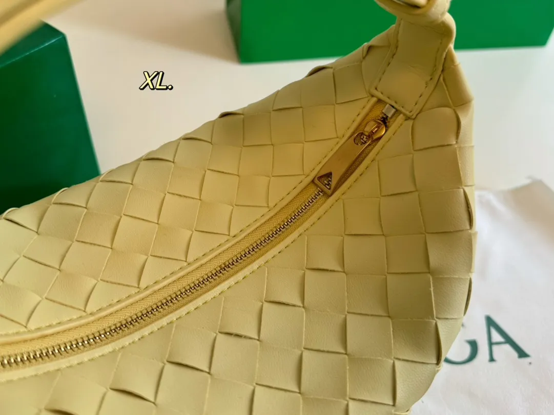 P150（配盒） Bottega Veneta BV新款饭盒包 💕 size:20&times;15 线条简洁，包身柔软 采用编织设计很有辨识度！！！ 百搭好看不过时~