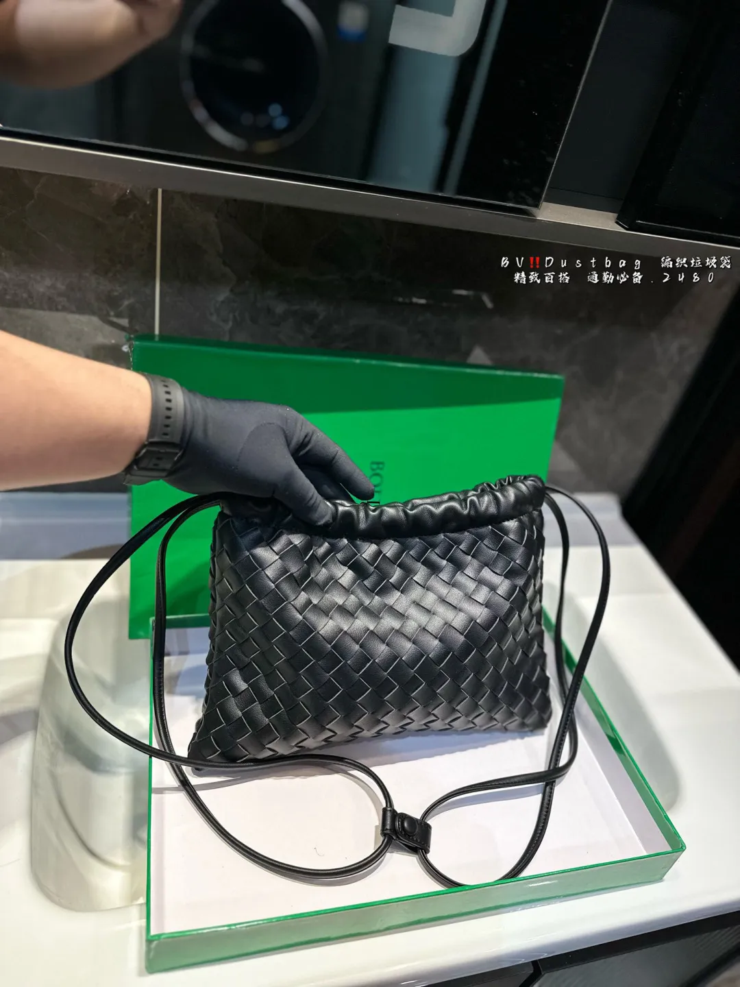 ❤️P140（礼盒包装）❤️ BV Dustbag 编织垃圾袋 这只编织垃圾袋真的是今年新款的最爱了 肩带可以调节，单肩斜挎都可 最重要的是，真的很实用！！ 打工人实名爱了，真的好好背⚠️尺寸30.22