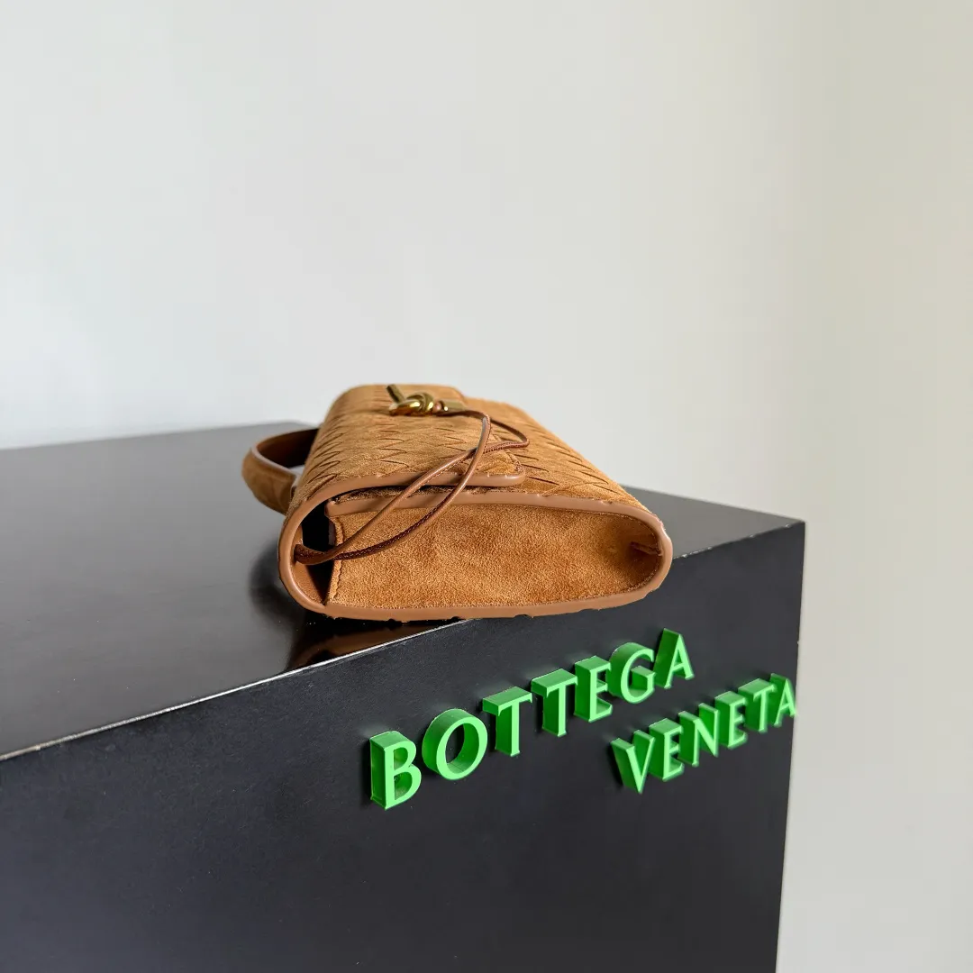 BV Andiamo晚宴手包，又被狠狠种草啦～经济下行的年代设计师审美又回来了，一眼爱上 爱不释手的那种 啧～嘎嘎美 气场十足 造型和质感都十分抗比，自重轻容量足， 时尚人士必备 适合多种场合，极简 ，高级轻奢 款号：741511 尺寸：31*13*3cm p870