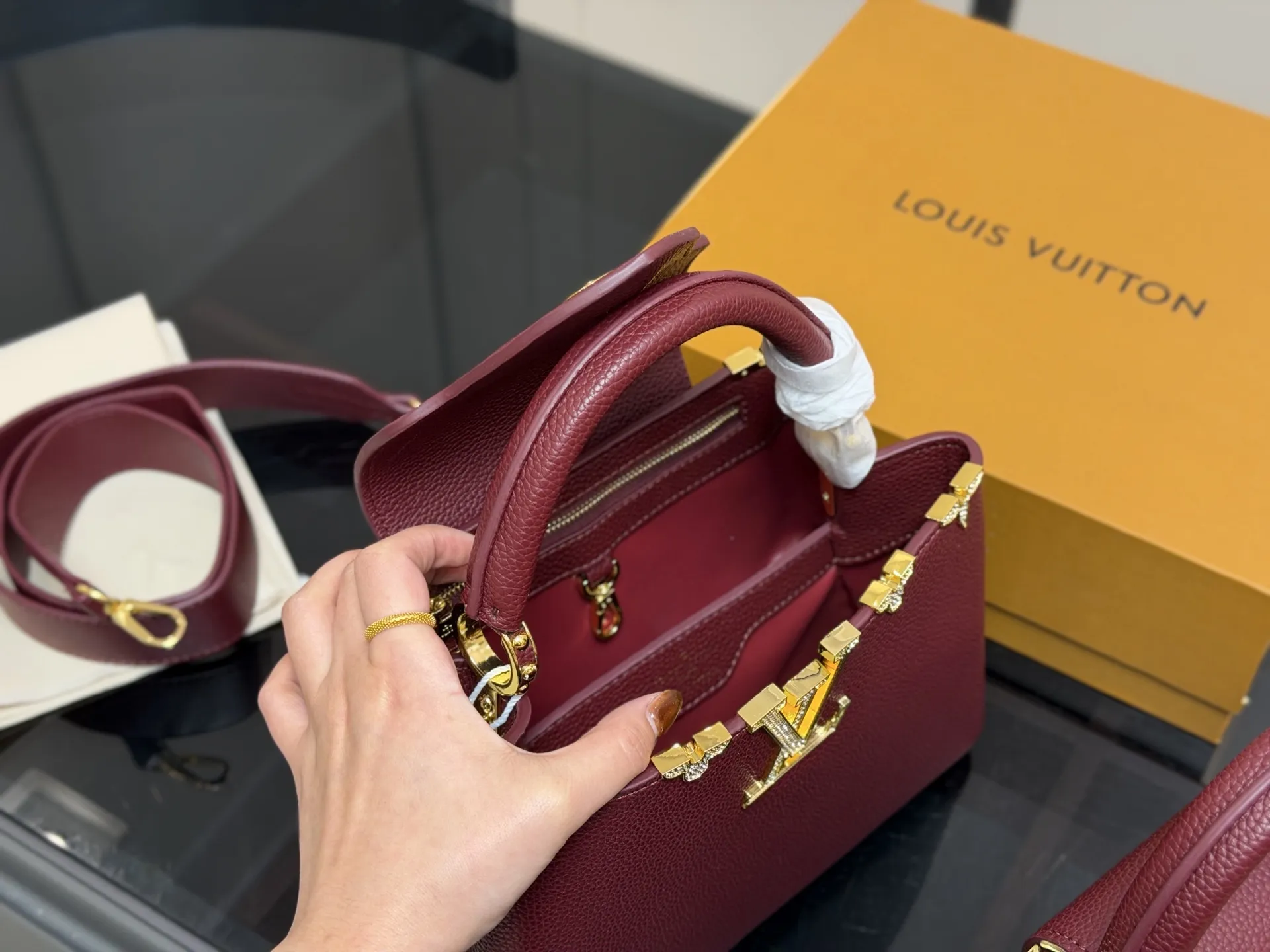 &yen;165 &yen;175 配折叠盒 size 21.15cm 27.18cm Lv Capucines手袋 全粒纹Taurillon牛皮裁制 感觉低调 但有奢华质感 ！！