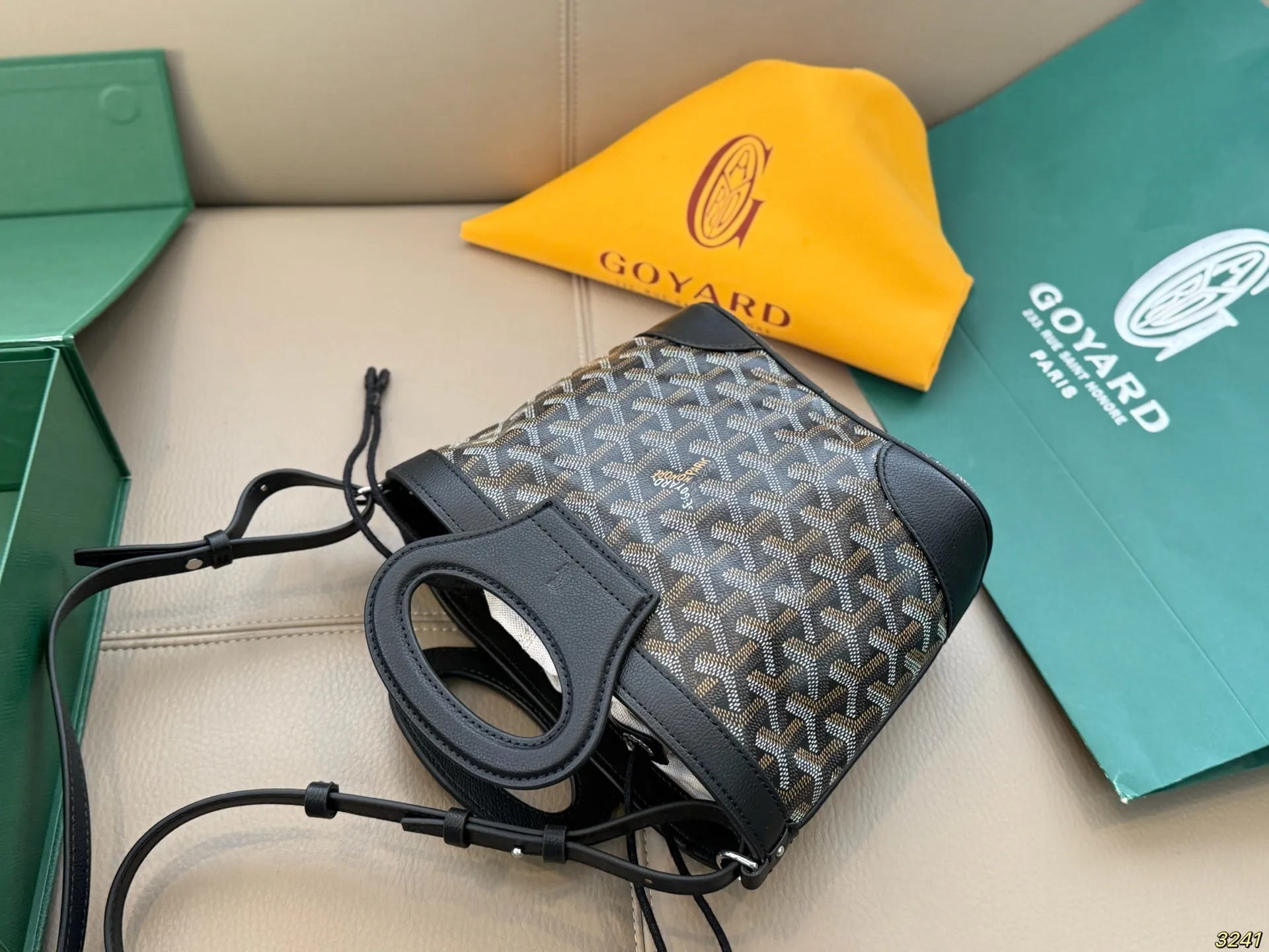 &yen;165折叠盒 Goyard戈雅 mini菜篮子 beluga 新款Mini beluga 圆环小水桶小菜篮子 半个手机的自重 超Q的外貌 不可小觑的容量 完美～ 尺寸19 16