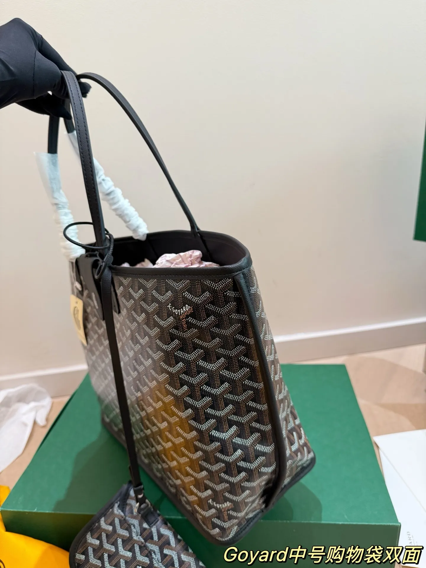 Goyard双面托特包P165 国法国奢侈品牌Goyard的双面托特包，采用经典Y字帆布+黑色皮革饰边，简约又超有辨识度+。双面设计，随心切换风格，附带小卡包超实用!尺寸适中，通勤、短途出行都很OK。限定款彩绘位置和颜色都是随机的，收藏价值满分。帆布材质轻便耐用，但记得别用普通内胆包，可能会刮伤内衬哦! 47&times;27&times;16配盒子