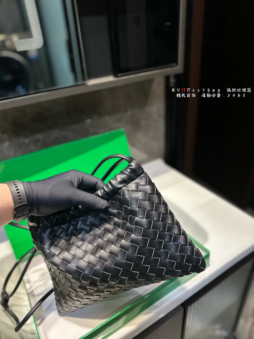 ❤️P140（礼盒包装）❤️ BV Dustbag 编织垃圾袋 这只编织垃圾袋真的是今年新款的最爱了 肩带可以调节，单肩斜挎都可 最重要的是，真的很实用！！ 打工人实名爱了，真的好好背⚠️尺寸30.22