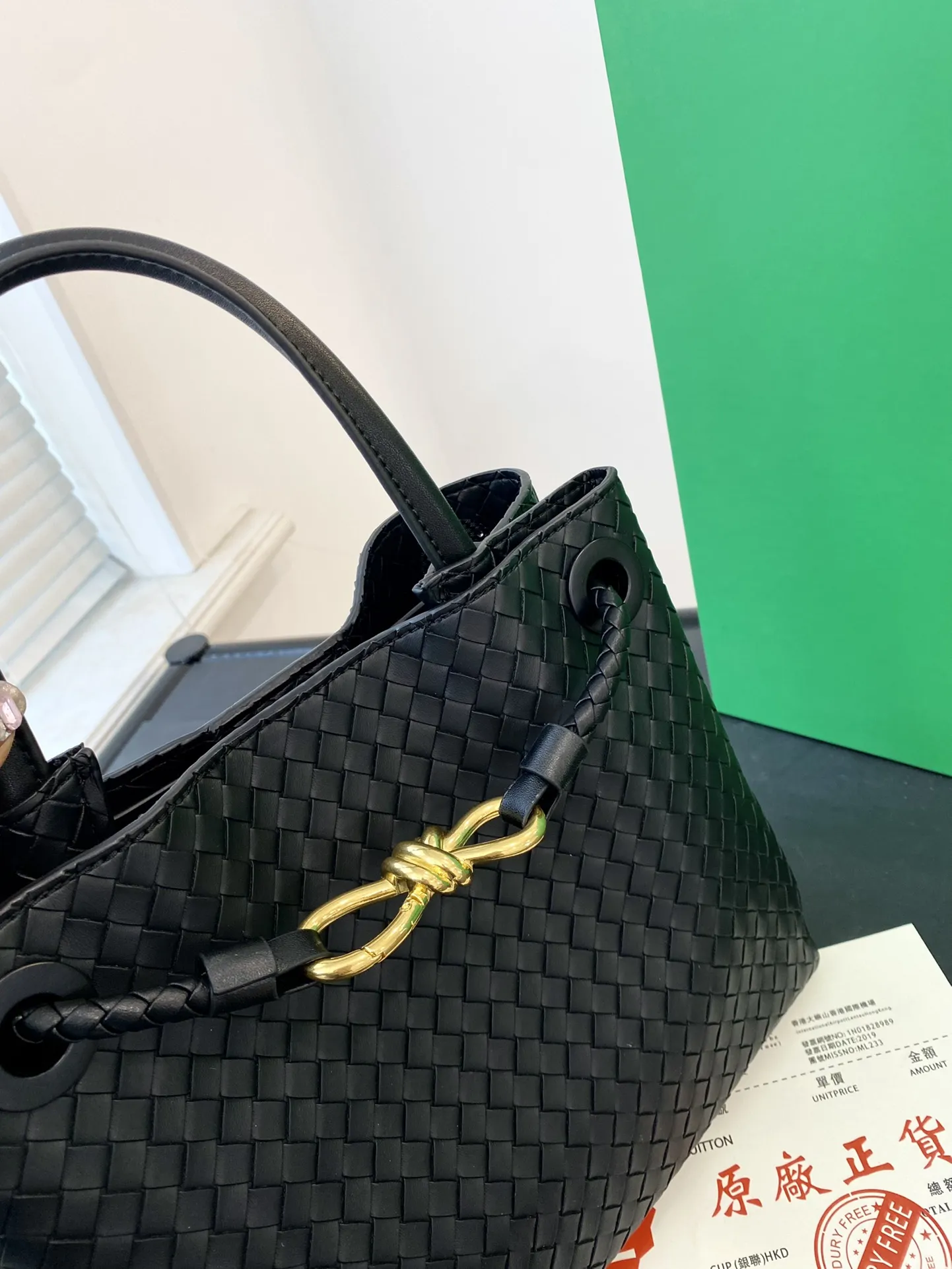 🅿️💰150-💰145配礼盒包装🎁 ✅🔜 【尺寸】大32*24小25*22 BOTTEGA VENETA 23新品 ANDIAMO 手提包 适合春夏秋冬的季节 Bv高级牛仔手提斜挎包 新款，简洁的线条 街头巷尾它的身影无处不在，也成为经典款IT bag之一 万众追，这款包一出就风靡全球 流行，如今粉丝群依然很强大，因为它实在太衬托气质了，包再多也要给自己留一个！9099