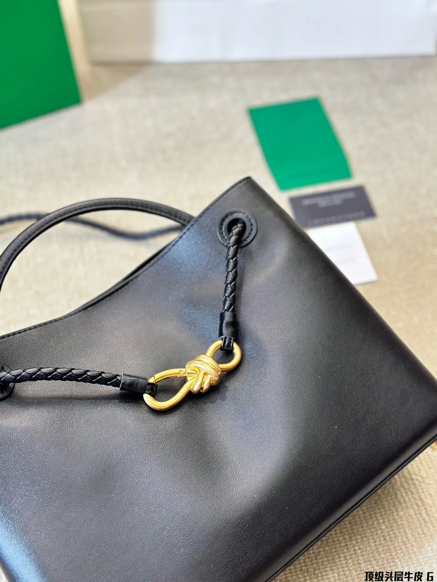 顶级原单 头层皮 p250 BV Chadstone & Andiamo 终于出素面牛皮了 一直以编制艺术出名的BV居然大胆地开始尝试素面 Andiamo了四皮质是经过精心挑选的荷兰小牛皮,触感不夸张的说,真的和婴儿的肌肤一样细腻。不同以往的Andiamo, Bv这次将编制艺术藏在了包包里面,打开包包的时候,才能看到母中号 Andiamo 包有多实用不需要多说了吧,送礼自用都是很好的选择哦 尺寸30 25cm