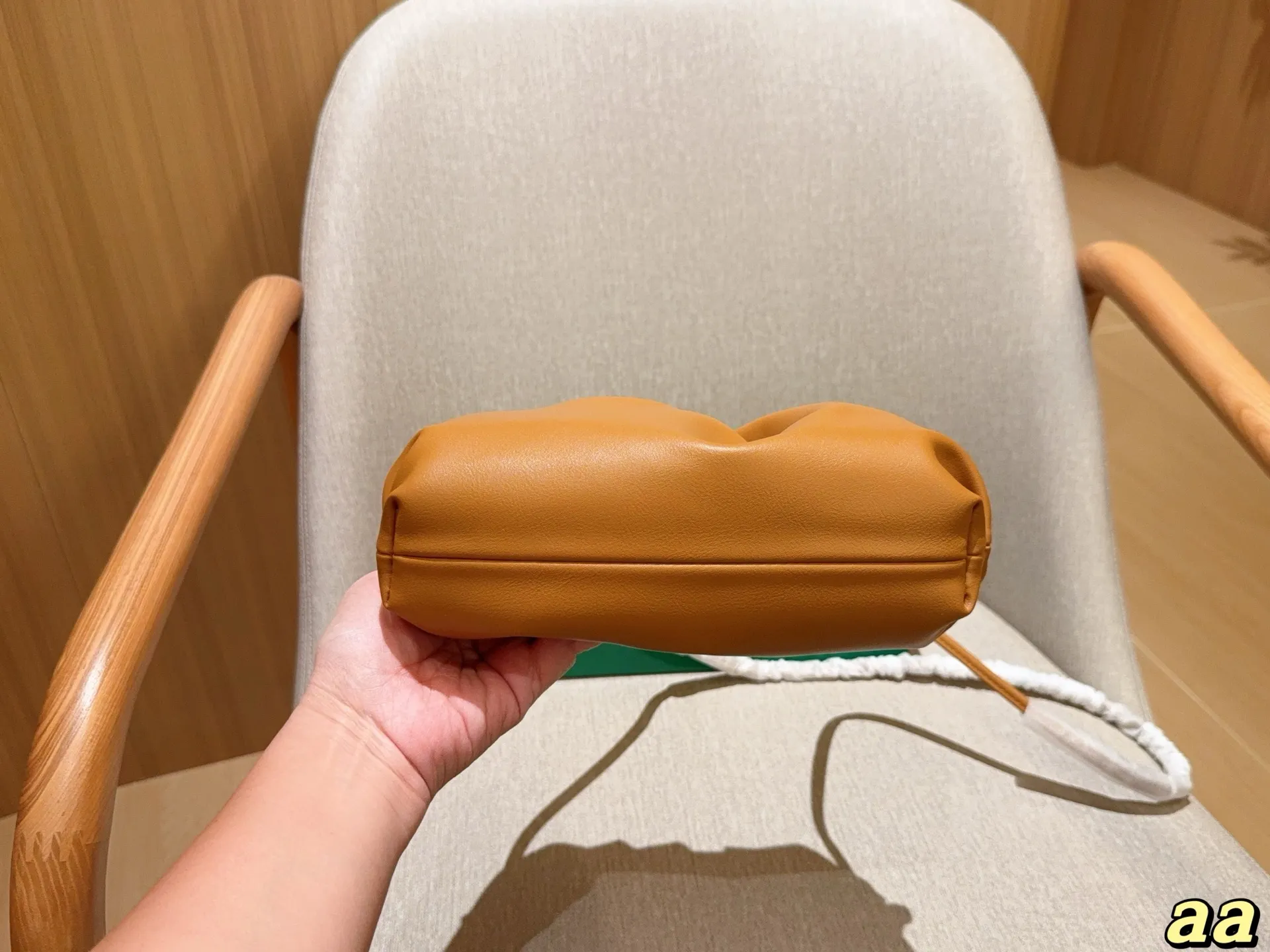 💰140 Bv葆蝶家 可可爱爱的云朵包~单肩 斜挎 手拿完全👌 尺寸:22×13×5 礼盒包装🎁