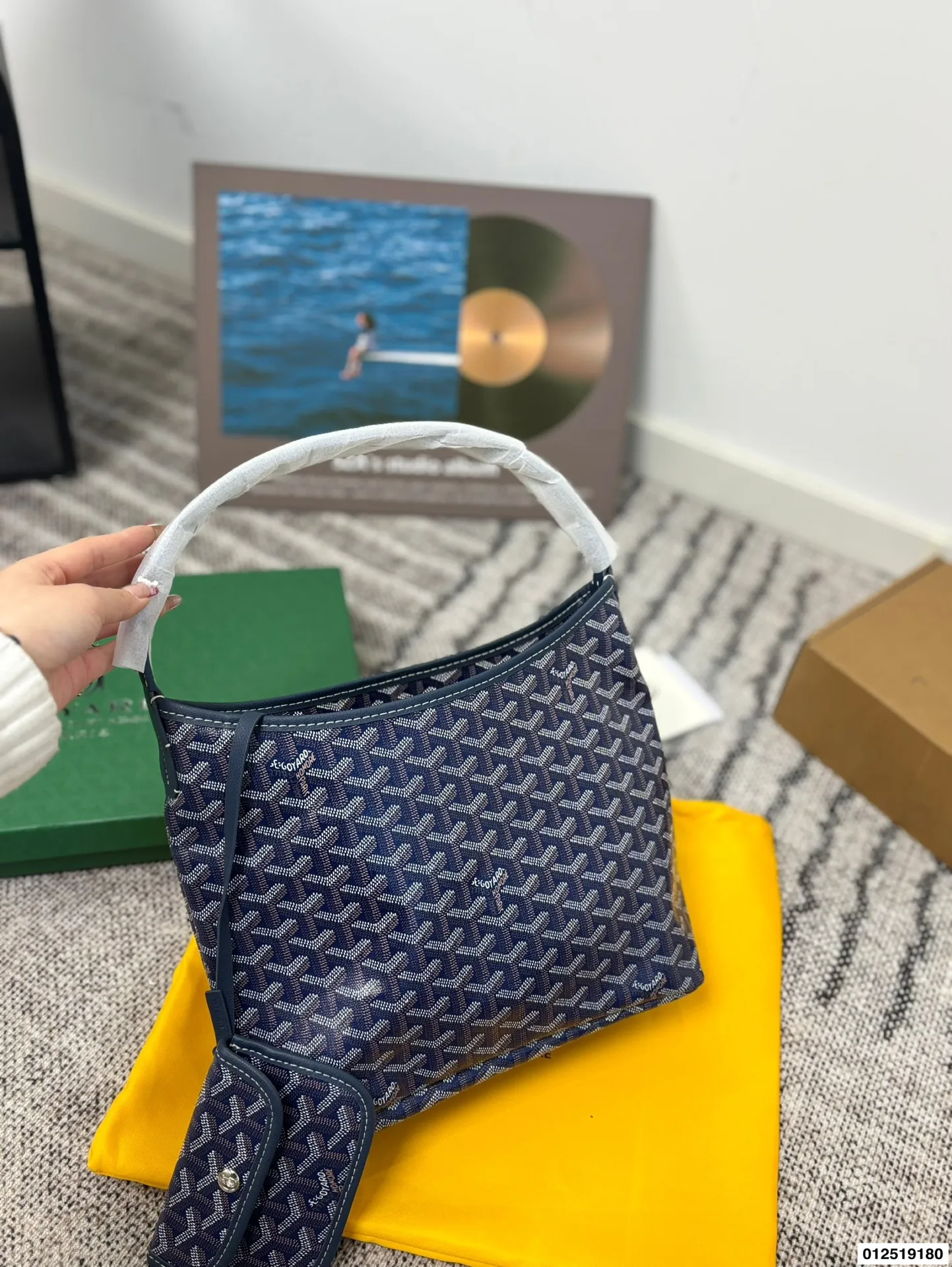 P130配礼盒⚠️尺寸31.30 戈雅腋下托特包 最火爆的狗牙购物袋 打工人的完美通勤包就是它 简直不要太好用！！ 容量大 自重超级无敌轻 包型挺拔不容易塌 耐造同时也很低调 简直就是打工人完美的通勤包包 不管是出差还是见客户都超级合适