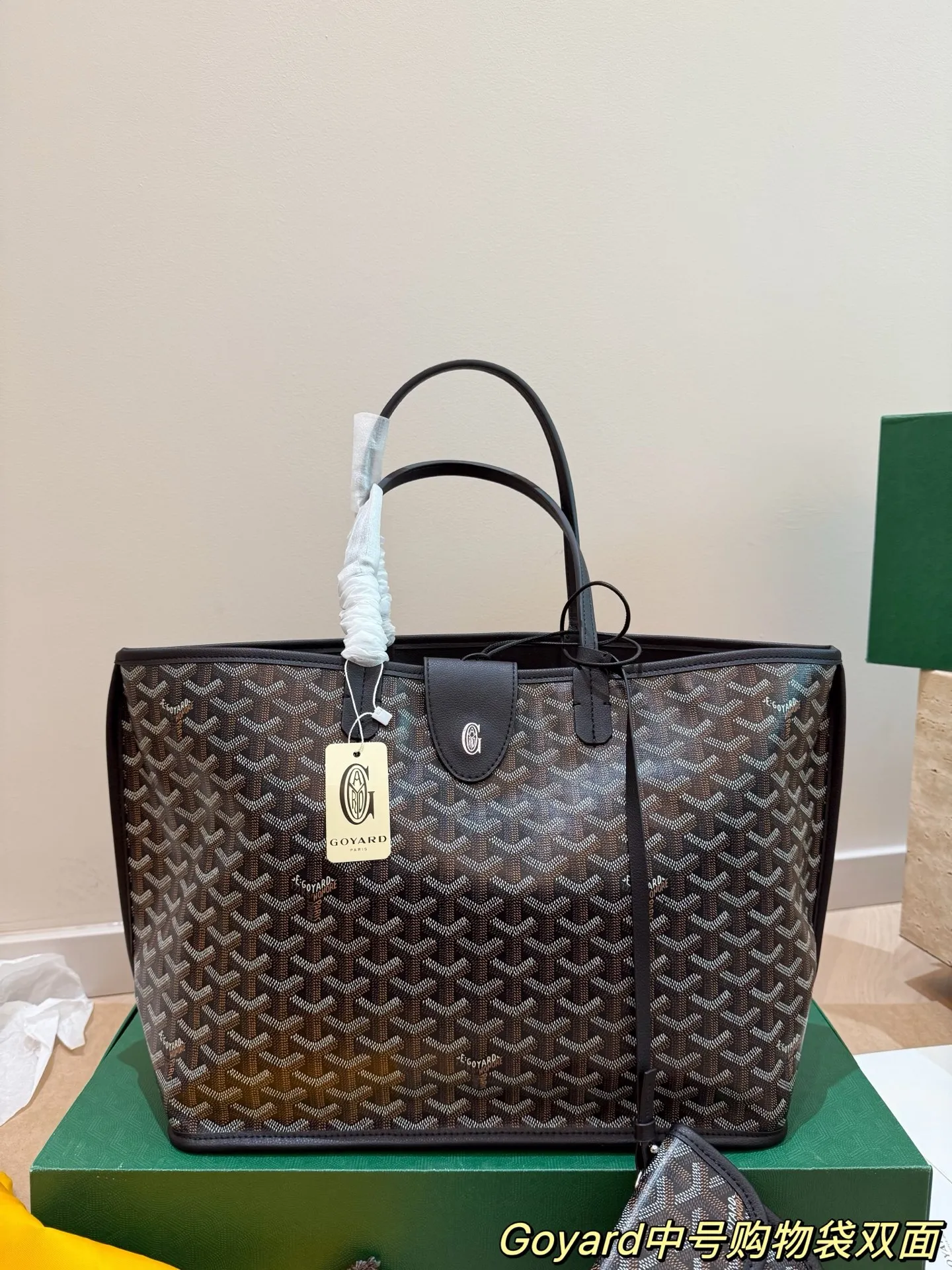 Goyard双面托特包P165 国法国奢侈品牌Goyard的双面托特包，采用经典Y字帆布+黑色皮革饰边，简约又超有辨识度+。双面设计，随心切换风格，附带小卡包超实用!尺寸适中，通勤、短途出行都很OK。限定款彩绘位置和颜色都是随机的，收藏价值满分。帆布材质轻便耐用，但记得别用普通内胆包，可能会刮伤内衬哦! 47&times;27&times;16配盒子