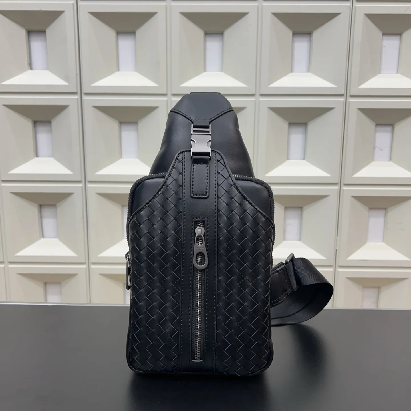 P125 Bottega Veneta 葆蝶家 BV手工编织男士胸包 单肩包 斜挎包 经典百搭 实物拍摄 原厂原版面料 配送防尘袋 礼盒 30 x 16 cm。