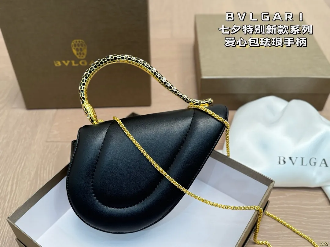 ¥140配盒 宝格丽BVLGARI|七夕,把爱“握”在手心🐍❤️ 今年七夕,宝格丽用一只包写满浪漫情书!Serpenti Cuore 1968手提包,堪称“包界丘比特”—— ✨ 半颗心形包身 + 半颗珐琅灵蛇手柄 =一整颗怦然心动的爱心! 灵感源自1968年传奇珠宝腕表,复刻中古美学,却把甜蜜玩出新高度。 尺寸19 14