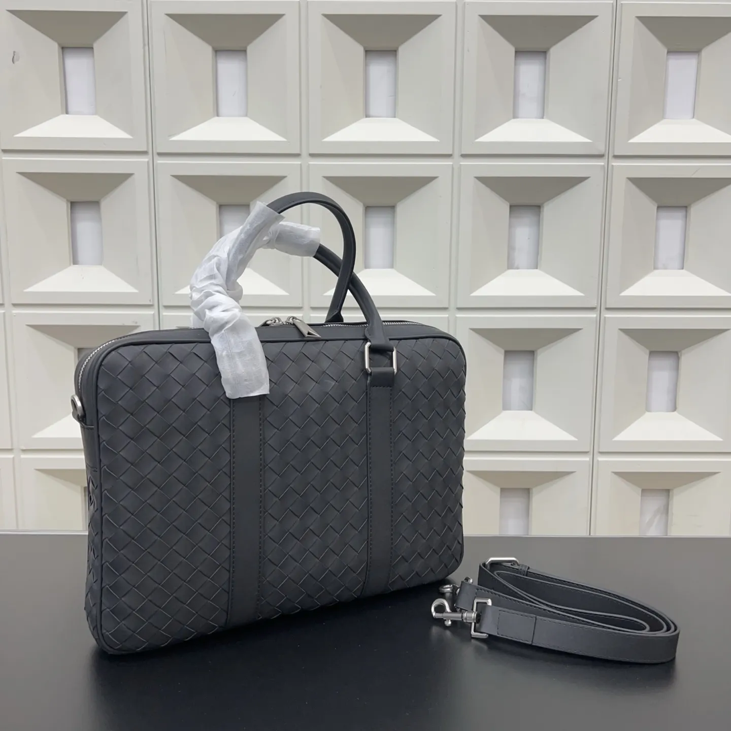 P160 Bottega Veneta 葆蝶家 商务休闲手工编织bv 男士公文包 手提斜挎包 经典百搭 实物拍摄 原厂原版面料 配送防尘袋 37 x 27cm