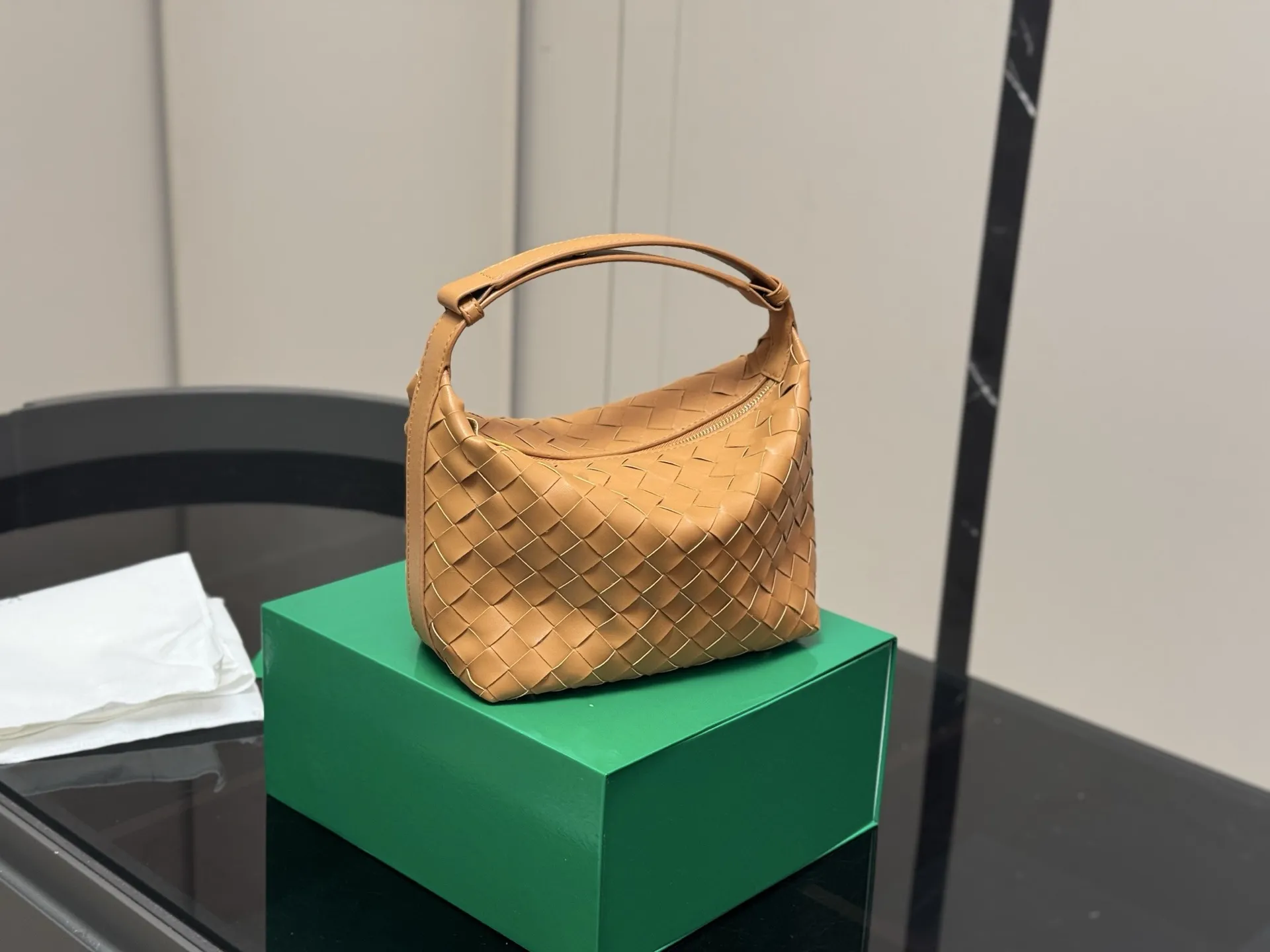 ¥155 配盒 size:20*14cm bv 的便当包 也太可爱了趴.... 将BV爆款便当包再度升级, 这款设计真的是又A又温柔, 轻盈超舒服 牛皮品质