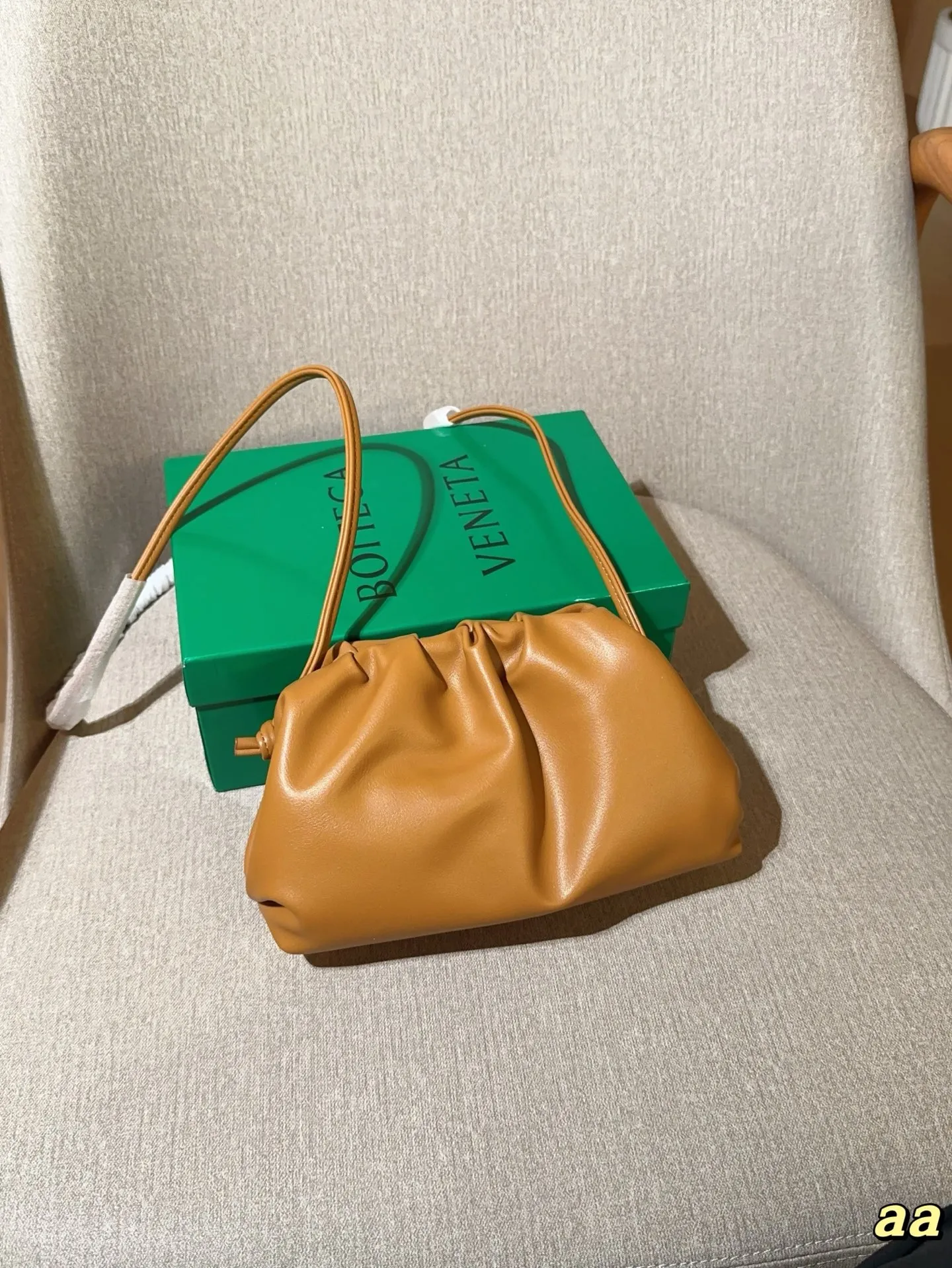 💰140 Bv葆蝶家 可可爱爱的云朵包~单肩 斜挎 手拿完全👌 尺寸:22×13×5 礼盒包装🎁