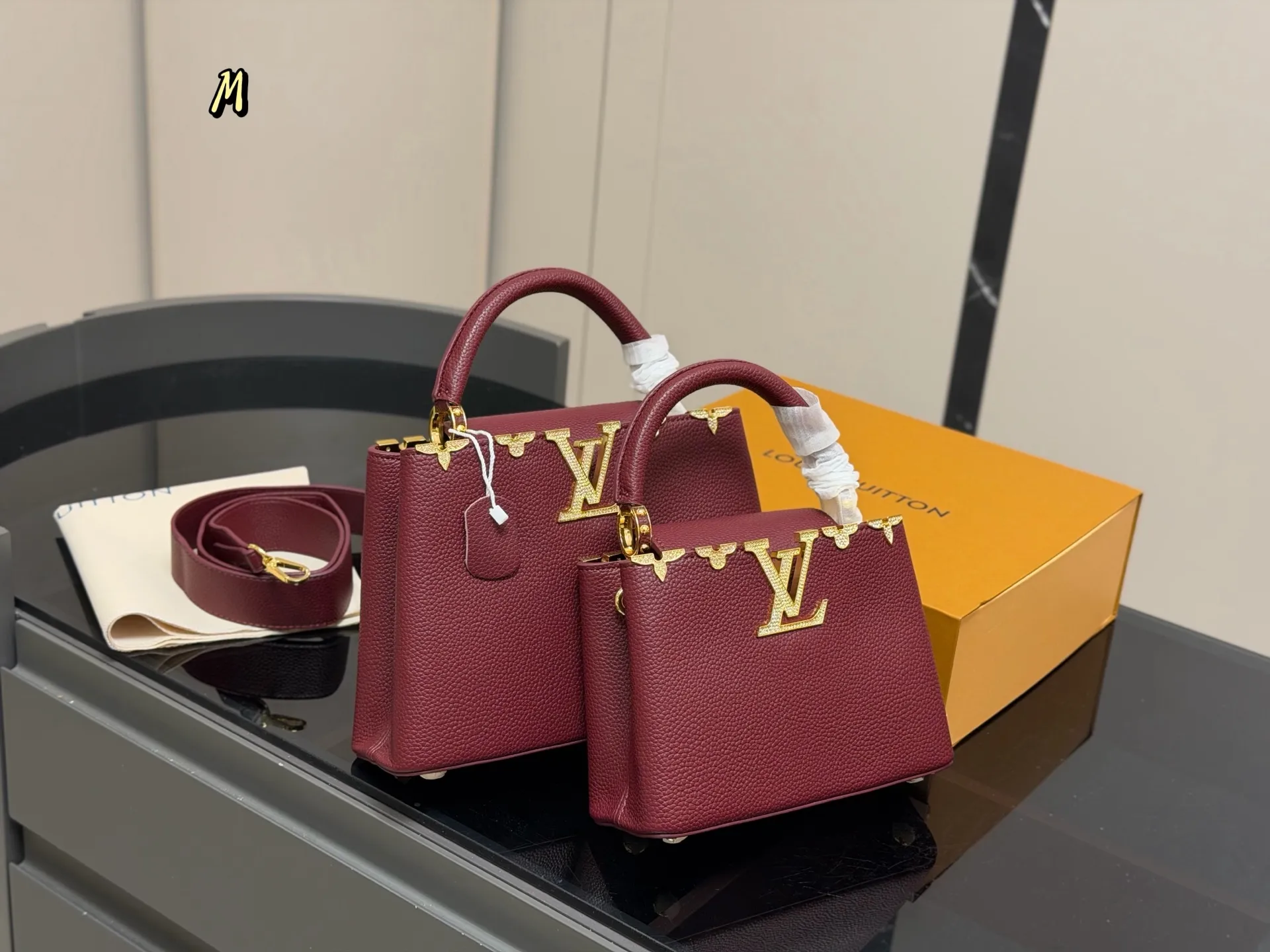 &yen;165 &yen;175 配折叠盒 size 21.15cm 27.18cm Lv Capucines手袋 全粒纹Taurillon牛皮裁制 感觉低调 但有奢华质感 ！！