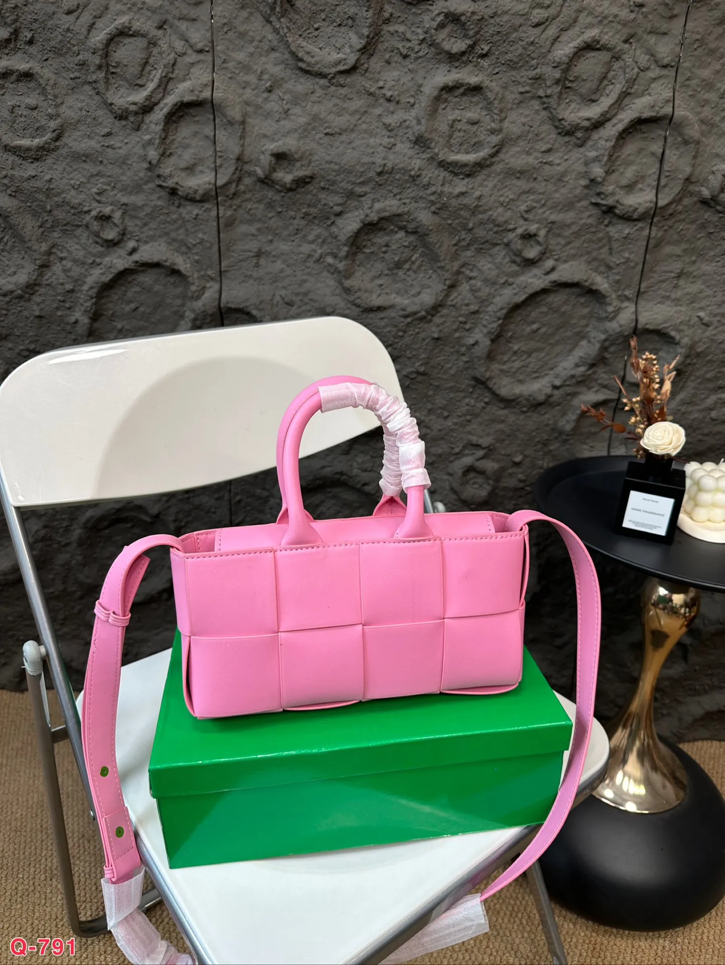 💰140 配礼盒 BV编织购物袋新款托特手袋 Bottega Veneta 春夏新款购物袋。实物非常美,很飒! 自重非常非常轻!!通勤完全无压力!! 总之一切刚刚好! 尺寸25.13cm