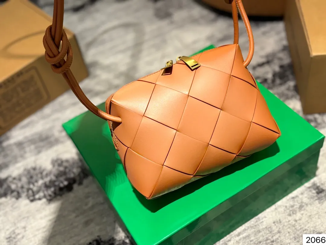 P135 配盒子 Bv 新款 编织 方包 也太可爱了趴....将BV爆款 全新再度升级，这款设计真的是又A又温柔，轻盈超舒服尺寸：14 14