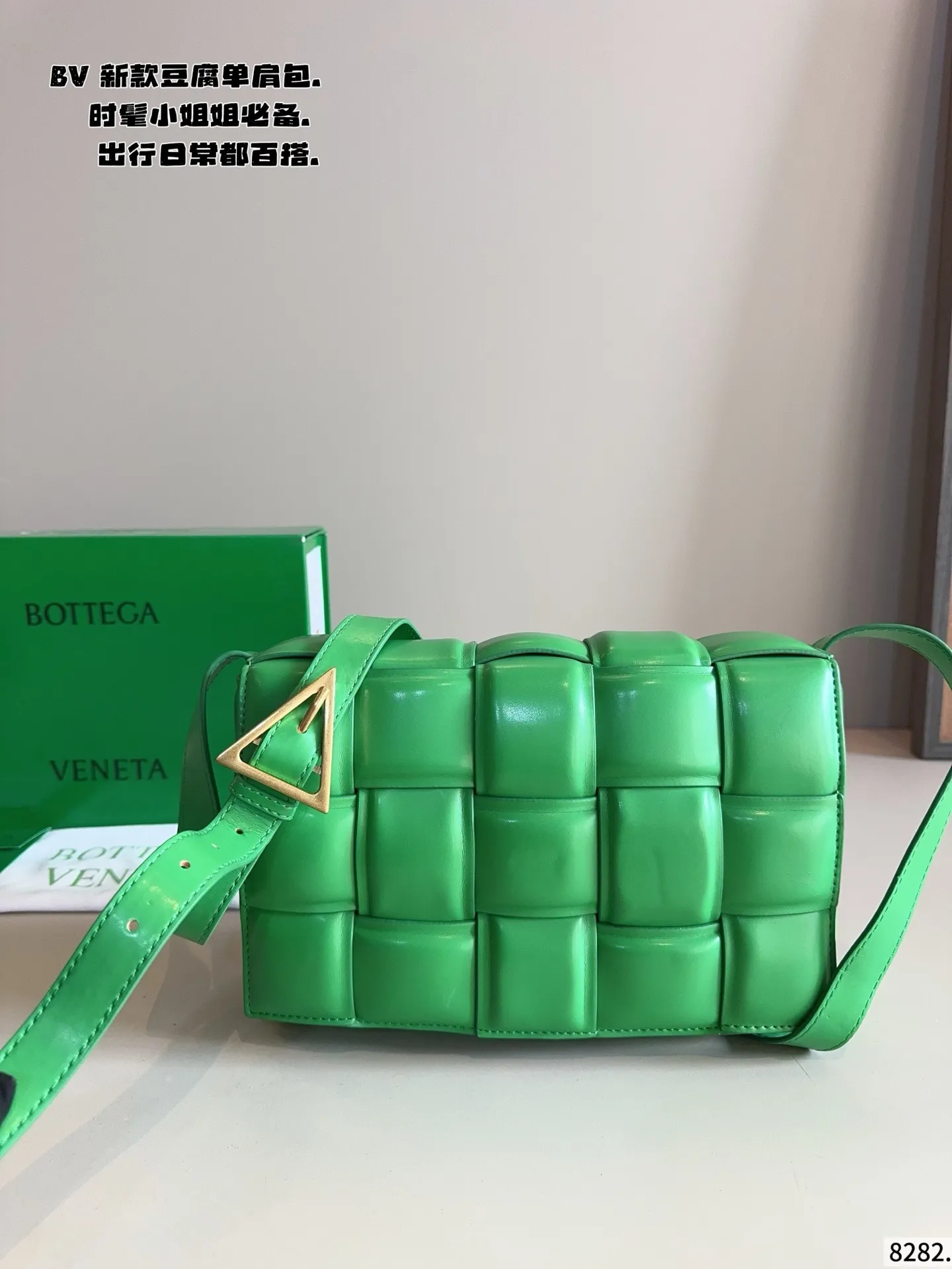 p190配礼盒🎁. 秋冬适配度一百昏!bv cas sette豆腐包斜挎 bv cas sette小羊皮卡带包枕头包斜挎包 天气一冷很喜欢软乎乎胖墩墩存在感很强的包包, 收起小废包,秋冬就是枕头包的主场! 枕头包的代表包包——bv cas sette尺寸:27*7*17cm