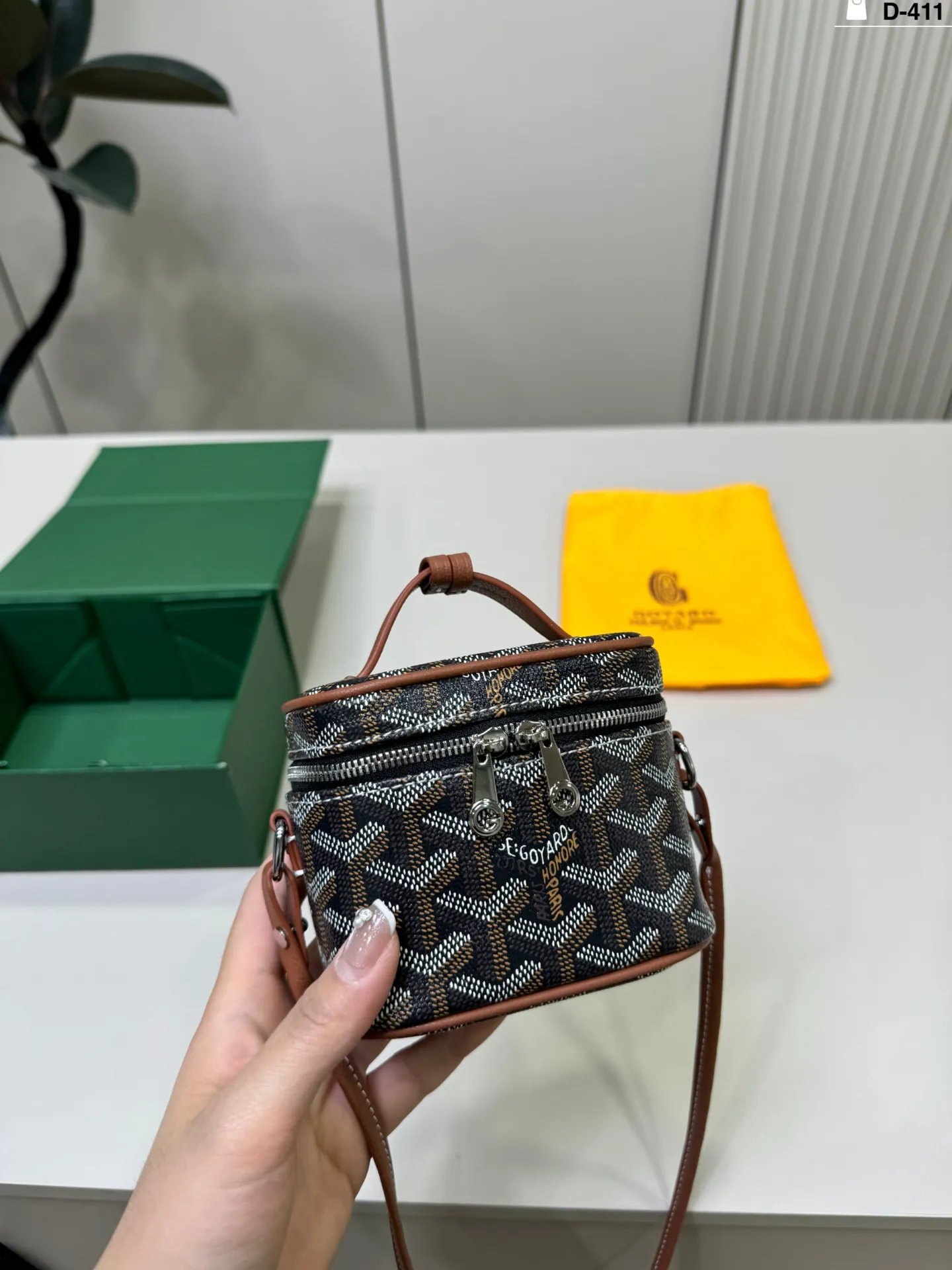 💰p160 D-411尺寸12×7折叠盒 Goyard戈雅 Muse Nano 盒子包 迷你尺寸,日常出街超方便。可拆卸肩带,手提,斜挎都OK,灵活百搭!Nano系列小巧轻盈,亮色设计点亮穿搭,秋冬深色系也能轻松驾驭,实用又时髦,是Goyard热门单品之一