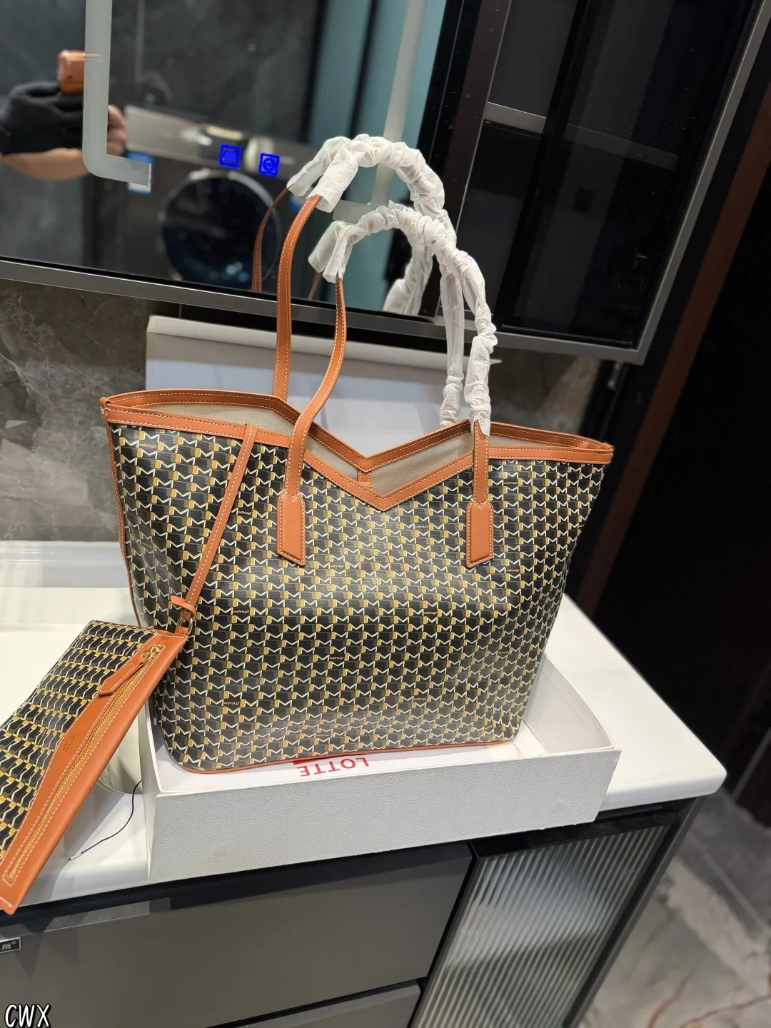 ❤️P225P215P205（礼盒包装）❤️ Moynat全新推出ーM Canvas 重磅推出全新系列 黑白M帆布新品NEw 创新贝母涂层 珍珠般的光泽感 通勤/出街/旅行/出差 都能满足 尺寸大37 27中32 23小28 20cm