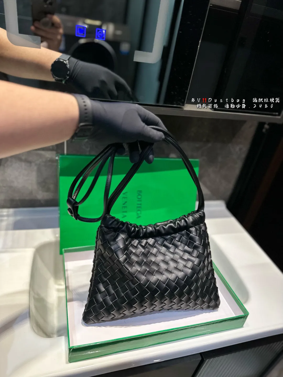 ❤️P140(礼盒包装)❤️ BV Dustbag 编织垃圾袋 这只编织垃圾袋真的是今年新款的最爱了 肩带可以调节,单肩斜挎都可 最重要的是,真的很实用!! 打工人实名爱了,真的好好背⚠️尺寸30.22