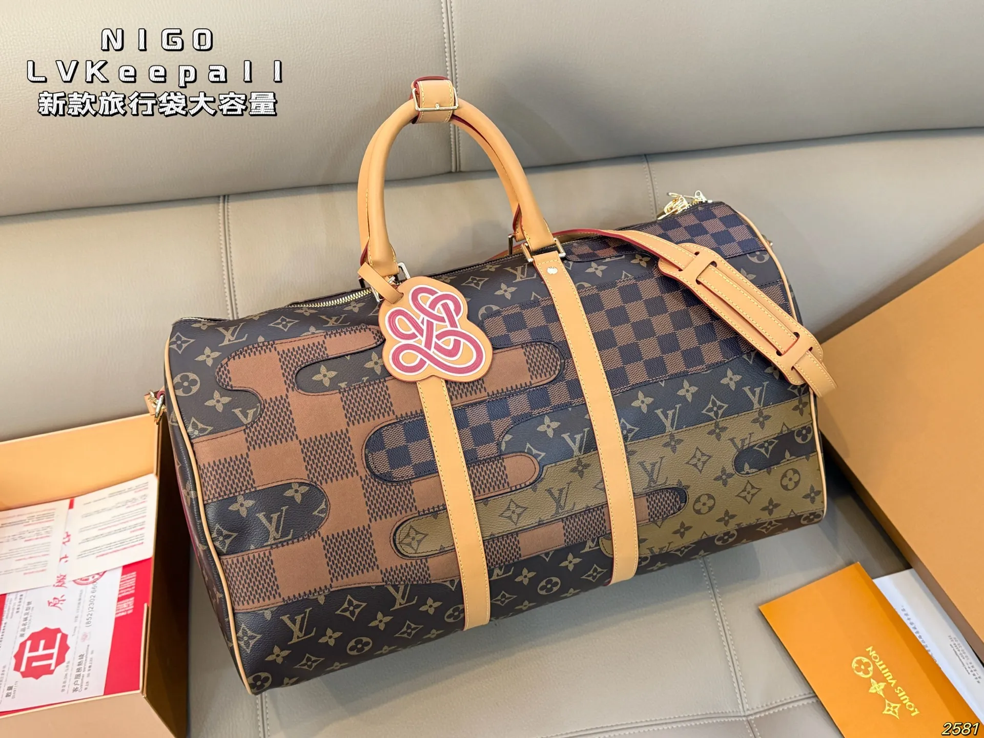 &yen;205 LV&NIGO联名系列 LVKeepall 新款旅行袋大容量 度假旅行必备 时尚达人必备单品之一 实物绝对惊艳到你 尺寸50 29
