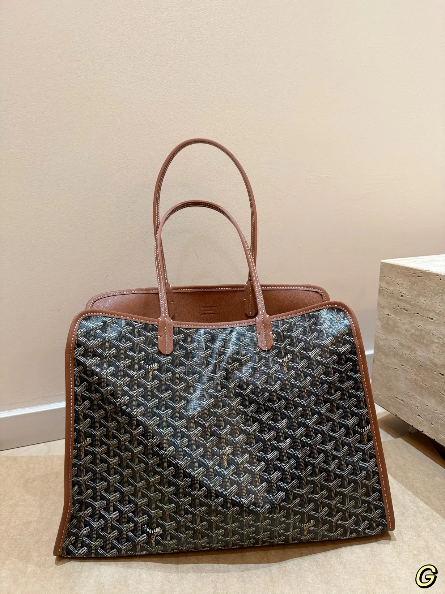 P180 无盒 size:40*30cm goyard 戈雅hardy 出差神包! 非常能装也很耐脏哦! 如果要挑一支大包装下我的全世界那就是goyard hardy 了 非常的能装, 笔记本电脑上完全没有问题 tote能装下的她都可以~