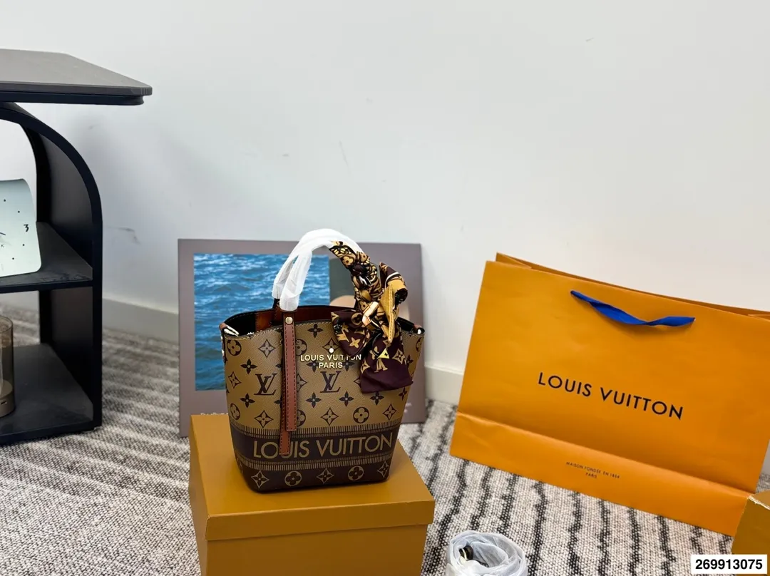 p125 配礼盒 牛皮中古vivian斜挎手提包 男女通用的一款 这款Retiro 手袋以标志性的LV老花面料制成，搭配奢华的黄皮饰边，经典永恒。优雅低调的外形设计和宽敞的包身更加入了实用性。 包包尺寸19.17