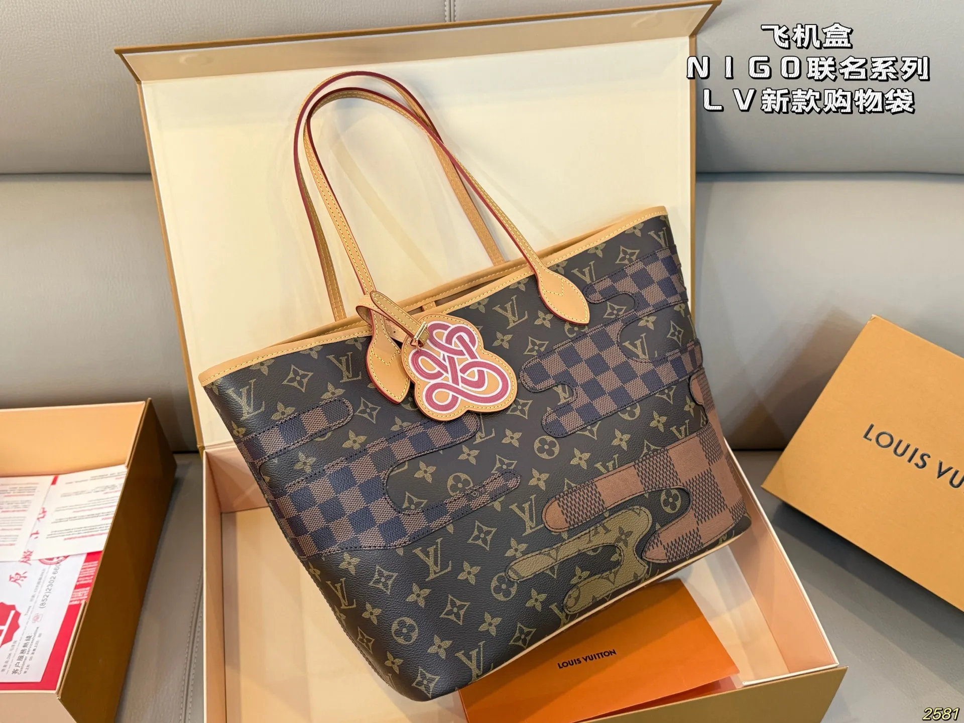 &yen;190飞机盒 LV&NIGO联名系列 LV新款购物袋 neverfull超级酷太爱啦 购物袋届的天花板 被它的颜值惊艳到啦 简约大气 时髦感十足 尺寸32 28