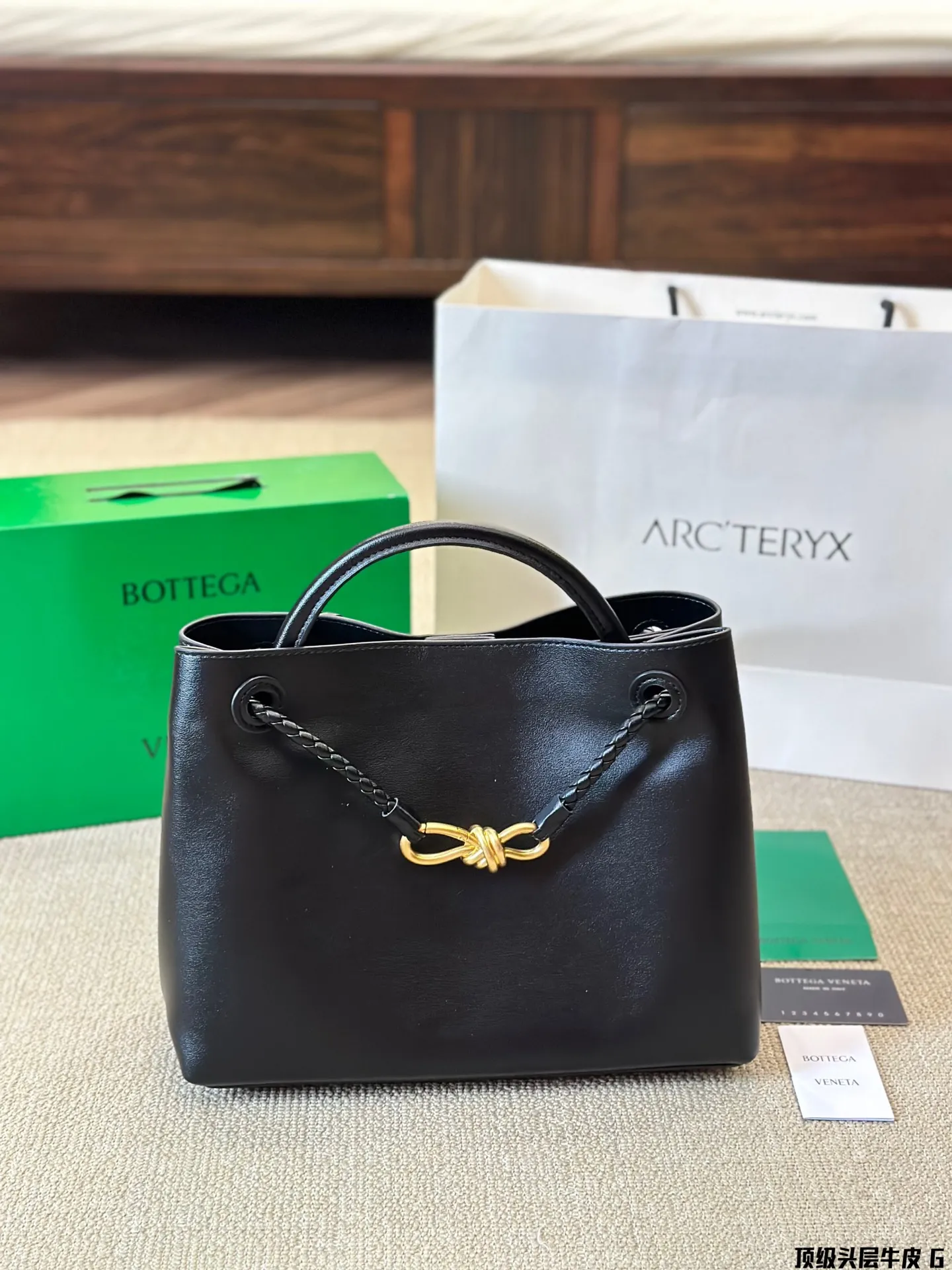 顶级原单 头层皮 p250 BV Chadstone & Andiamo 终于出素面牛皮了 一直以编制艺术出名的BV居然大胆地开始尝试素面 Andiamo了四皮质是经过精心挑选的荷兰小牛皮，触感不夸张的说，真的和婴儿的肌肤一样细腻。不同以往的Andiamo， Bv这次将编制艺术藏在了包包里面，打开包包的时候，才能看到母中号 Andiamo 包有多实用不需要多说了吧，送礼自用都是很好的选择哦 尺寸30 25cm