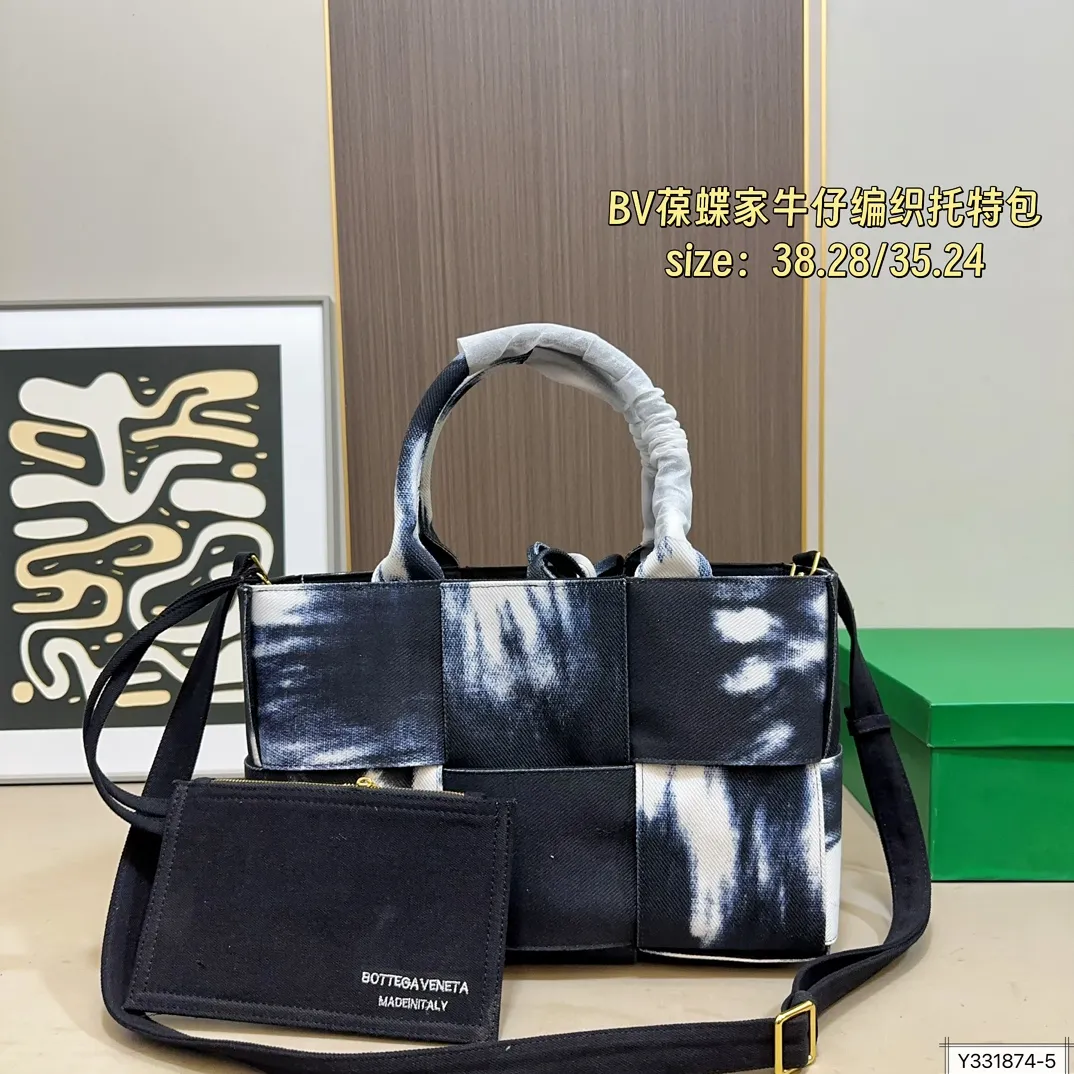 大号💰190 小号💰185 配盒 尺寸38&times;28/35&times;24 BV 葆蝶家 明星同款牛仔编织托特包 每只包都拥有独特的魅力 衬托出整体的高级质感。众多明星上身，多种背法多种造型。