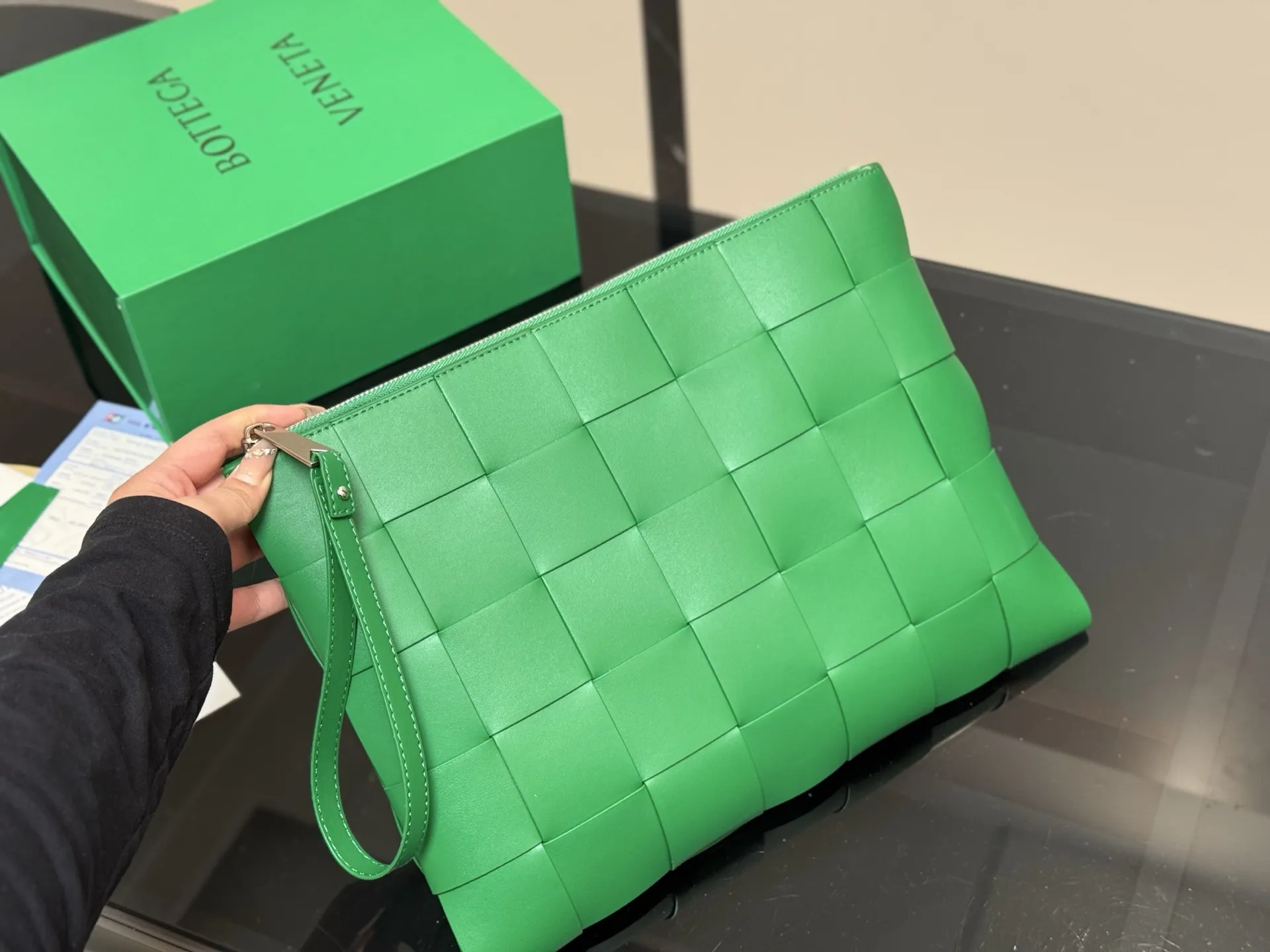 ¥130 无盒 size:34*25cm Bottega Veneta cassette Bv I手拿包! 海绵宝宝! 细腻〰️光滑〰️ 最重要是整个包的蓬度, 每个方块必须做到圆润又饱满才算合格!