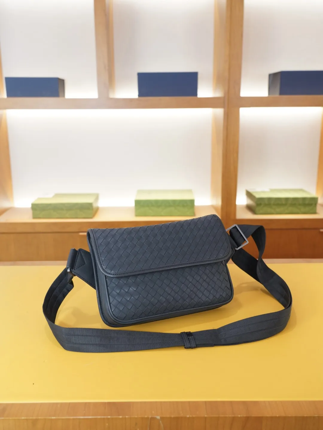 P120 🇮🇹 葆蝶家 官网同步 高版本 斜挎单肩腰包 永恒不过时的标志性产品 纯原单小牛皮 顶级五金制作 非市面普通版本 今年BV最爱的款式 全部实拍 实用性非常高 完全不用担心穿搭【规格:25x17x4】