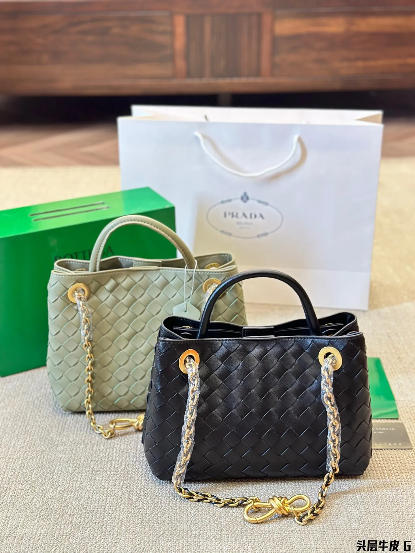 头层牛皮 p250 Bottega veneta Bv高级 Cassette手袋 编织托特包 新款,简洁的线条,柔软的包身,并且相当实用,街头巷尾它的身影无处不在,牛皮🐂 也成为经典款IT bag之一 万众追,这款包一出就风靡全球 流行,如今粉丝群依然很强大,因为它实在太衬托气质了,包再多也要给自己留一个!尺寸:28 22cm